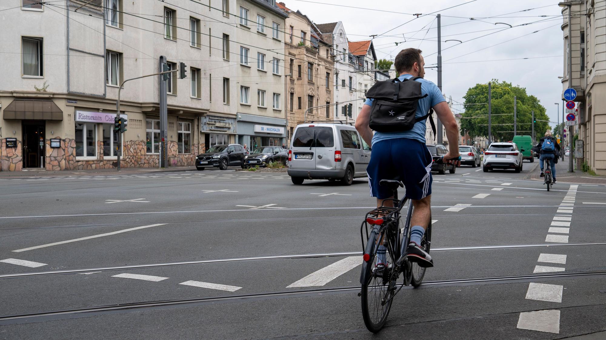 Radfahrer und Autos fahren über die Kreuzung Subbelrather Straße/Ehrenfeldgürtel
