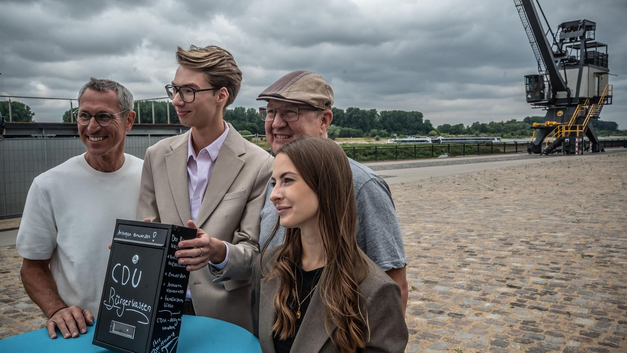CDU-Hitdorf mit Bürgerkasten, von links: Frank Melzer, Joshua Kraski-Pauls, Christopher Bender und Aylina Hallmann.