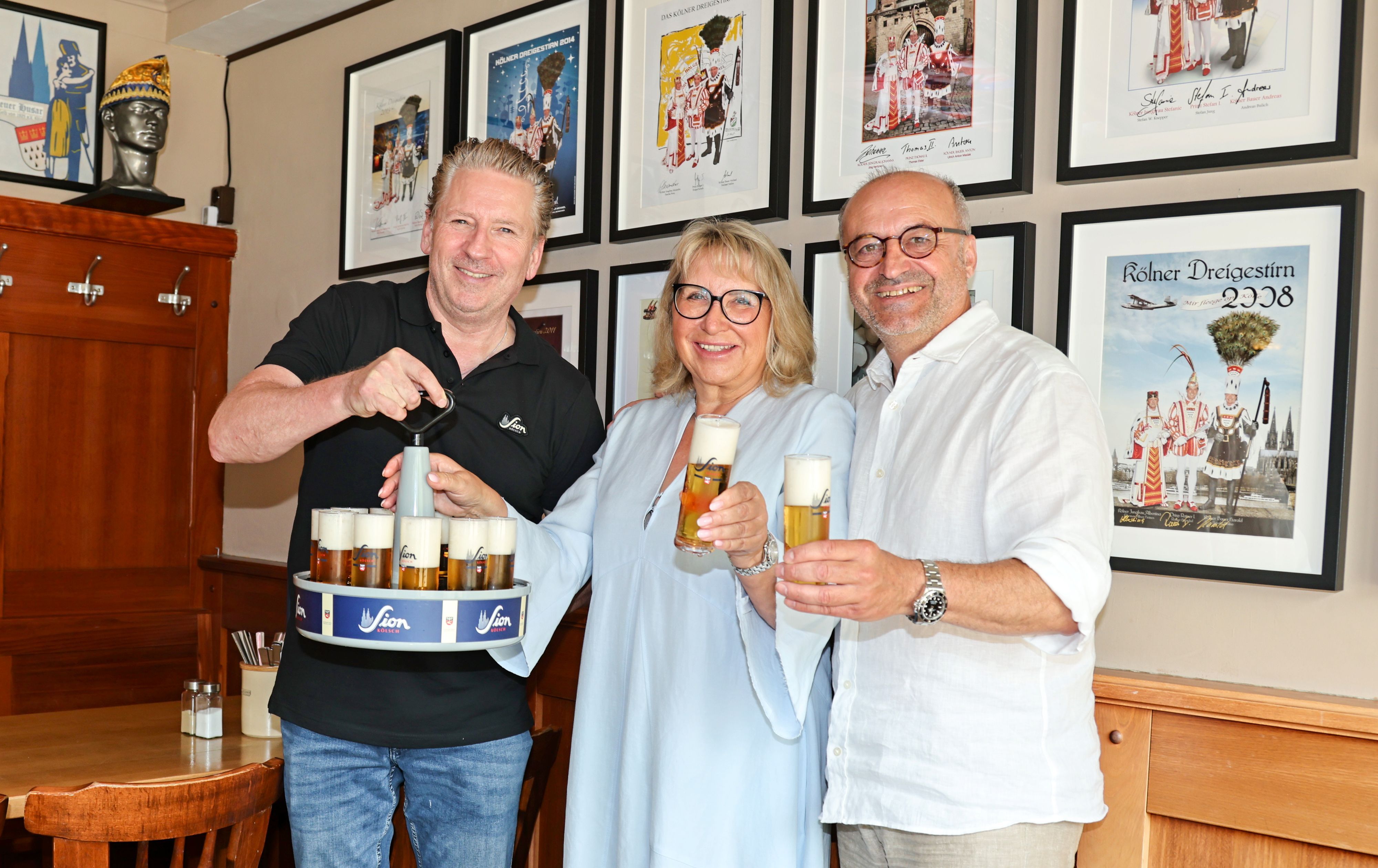 Ein Prost auf die Renovierung: Stapelhaus-Chef Frank Markus (l.), Dekorateurin Bettina Hass und Sion-Geschäftsführer Georg Schäfer Geschäftsführer der Sion Brauerei