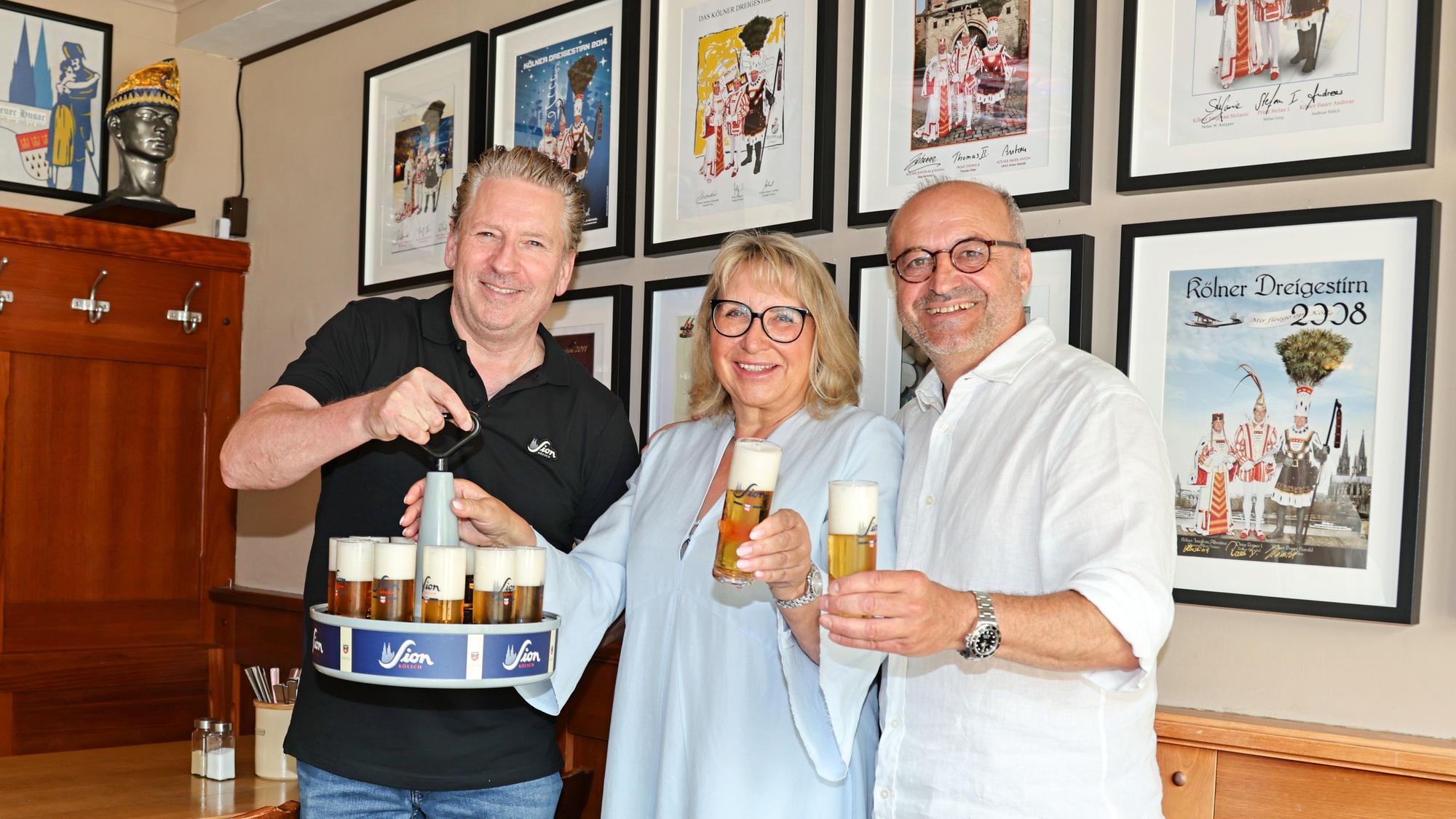 Ein Prost auf die Renovierung: Stapelhaus-Chef Frank Markus (l.), Dekorateurin Bettina Hass und Sion-Geschäftsführer Georg Schäfer Geschäftsführer der Sion Brauerei