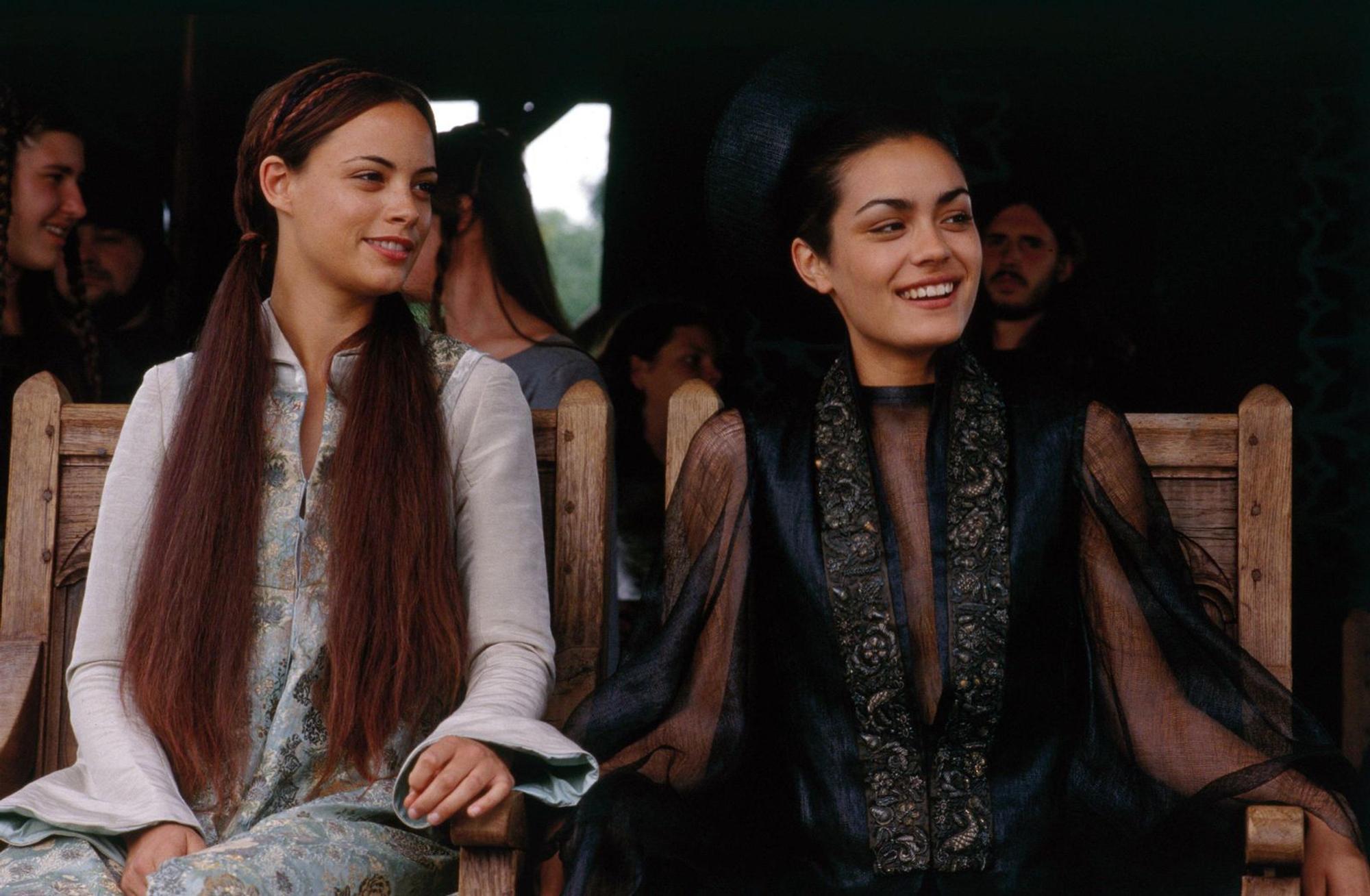 Lady Jocelyn (Shannyn Sossamon, rechts) hat es William angetan. Zusammen mit ihrer Zofe Christiana (Bérénice Bejo) verfolgt sie die Turniere. (Bild: 2003 Sony Pictures Television International. All Rights Reserved)