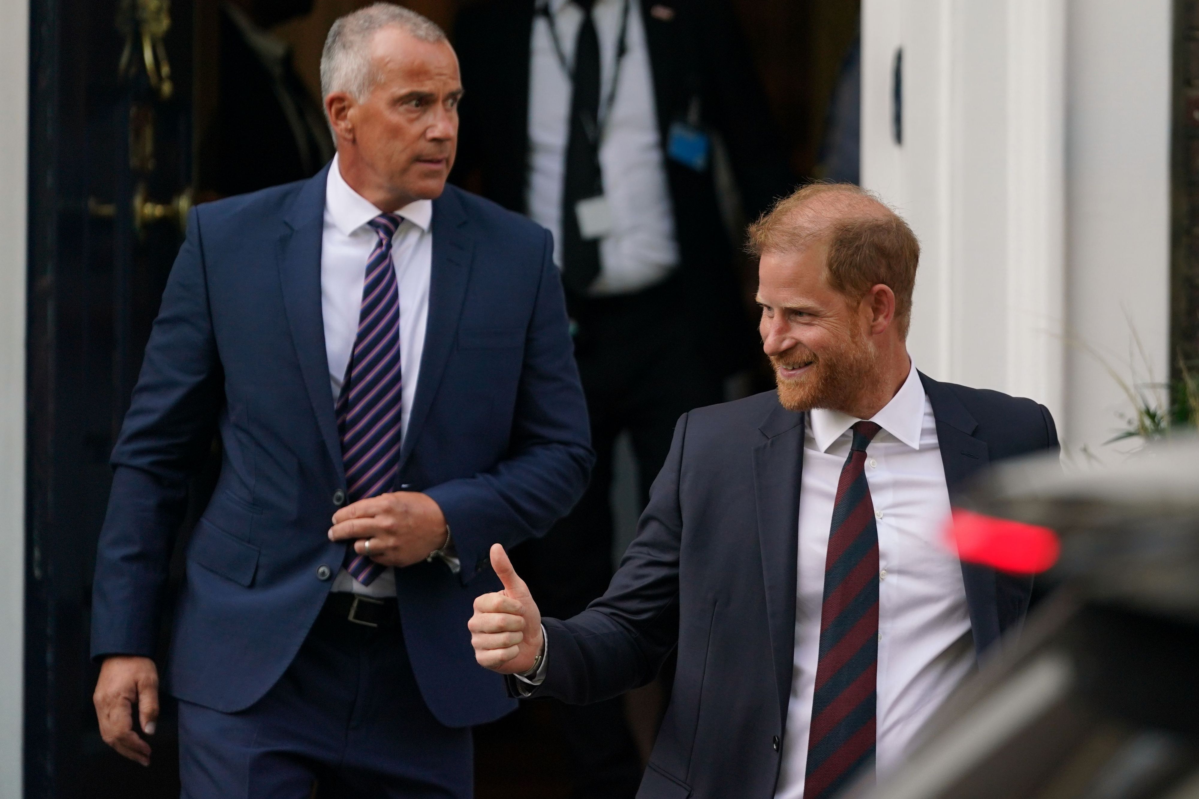 Prinz Harry (r), Herzog von Sussex, verlässt das Chatham House während eines Besuchs in Großbritannien, bei dem er an einer Reihe von Wohltätigkeitsveranstaltungen teilnimmt.