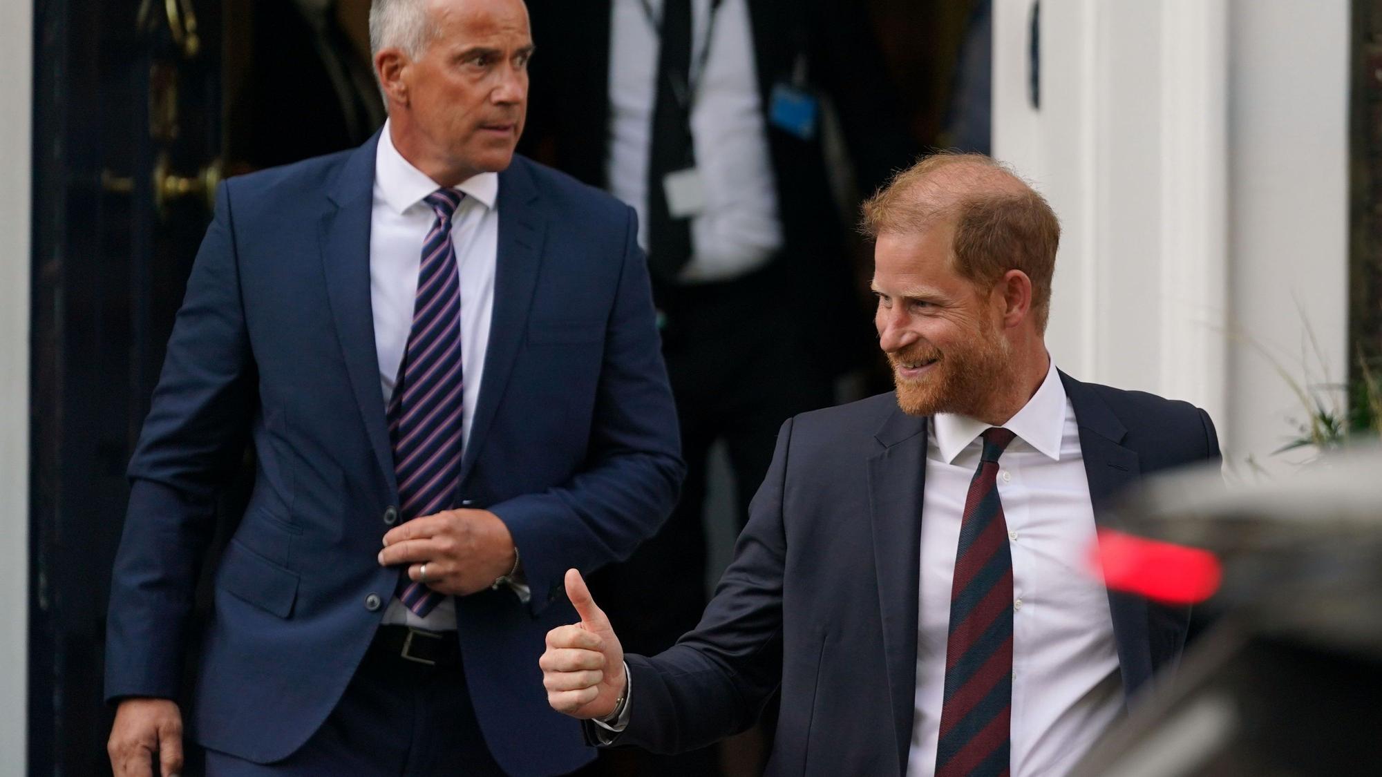 Prinz Harry (r), Herzog von Sussex, verlässt das Chatham House während eines Besuchs in Großbritannien, bei dem er an einer Reihe von Wohltätigkeitsveranstaltungen teilnimmt.