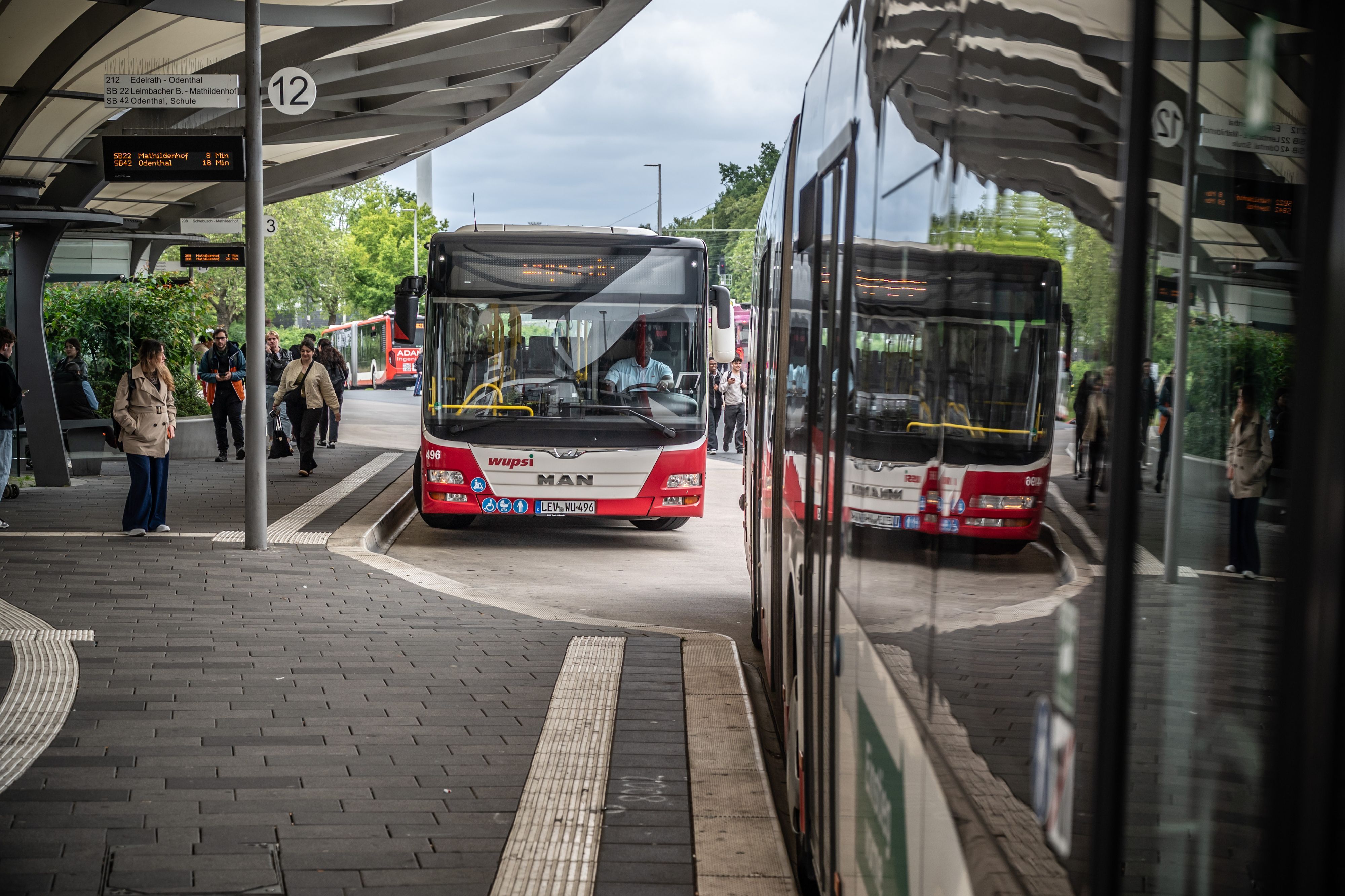 Wupsi am Busbahnhof Leverkusen Mitte.