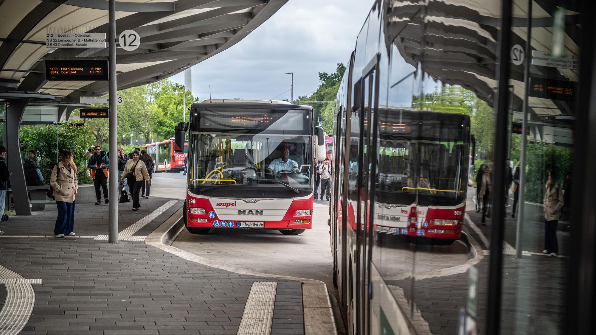 Wupsi am Busbahnhof Leverkusen Mitte.
