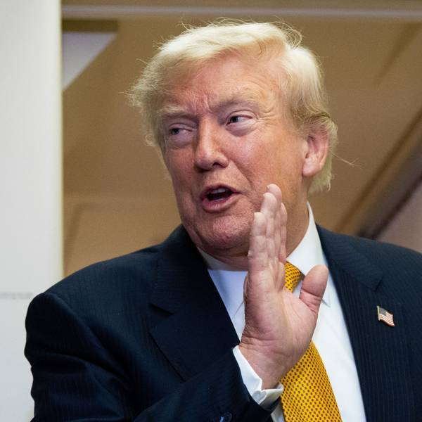 US-Präsident Donald Trump spricht nach der Landung auf dem Stützpunkt der US-Luftwaffe bei der RAF Mildenhall an Bord der Air Force One mit Reportern.
