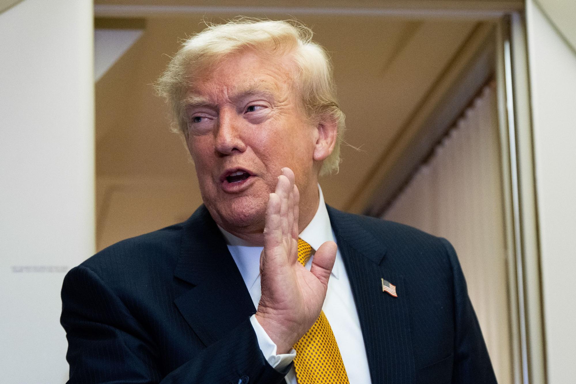 US-Präsident Donald Trump spricht nach der Landung auf dem Stützpunkt der US-Luftwaffe bei der RAF Mildenhall an Bord der Air Force One mit Reportern.