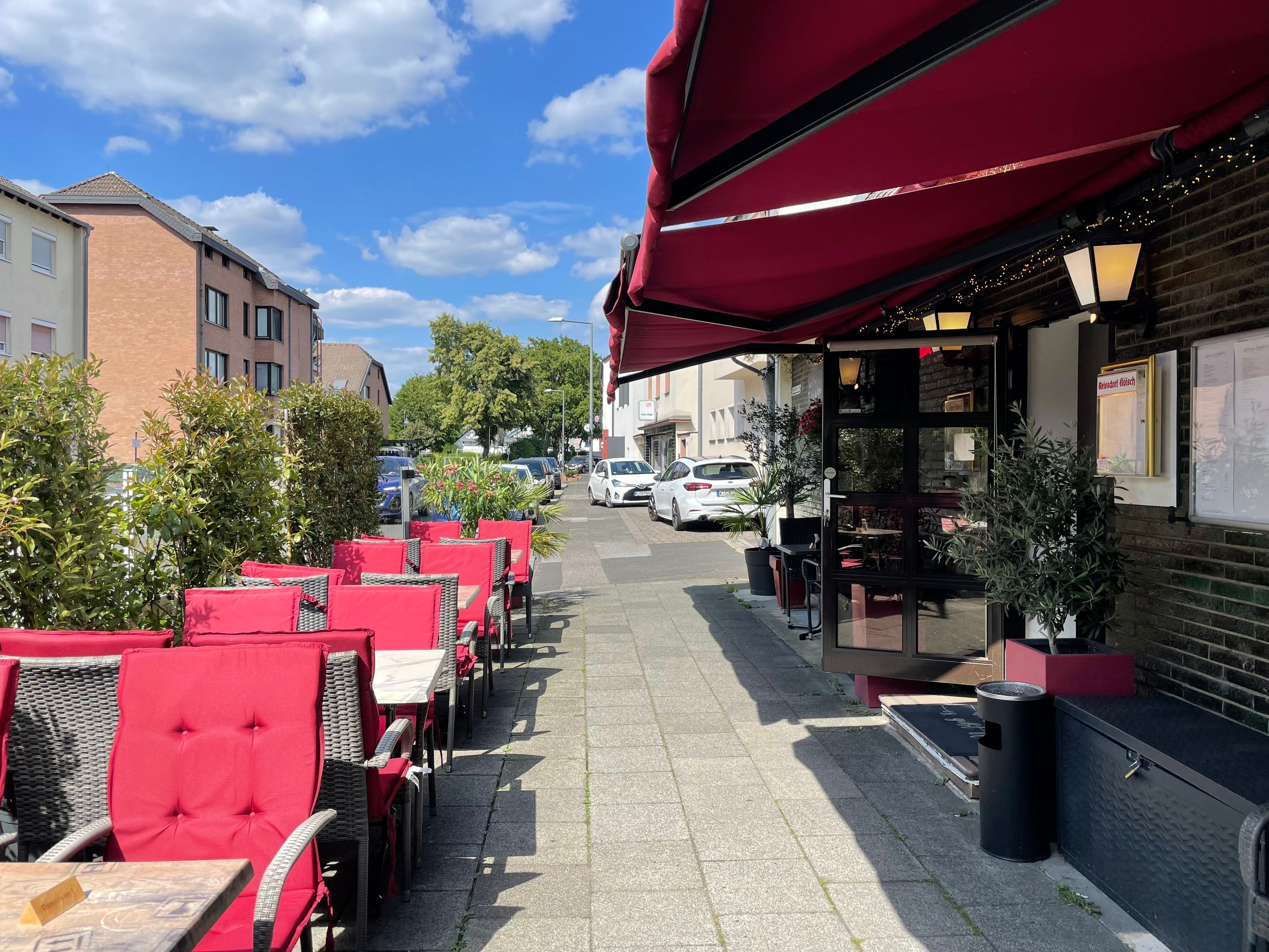 Eingangs- und Außenbereich des Restaurants Haus Zündorf in Köln-Zündorf
