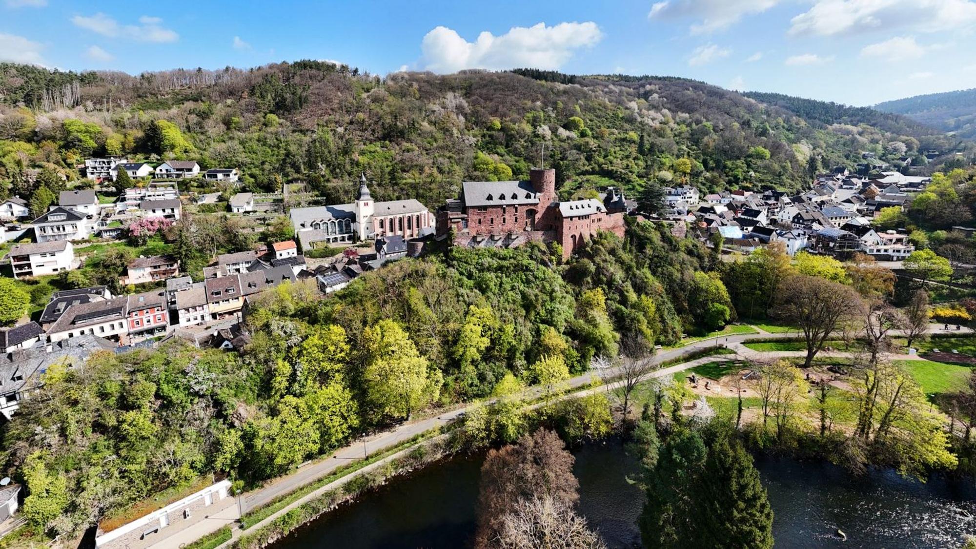 Ein Luftbild zeigt Grünanlagen und Gebäude.