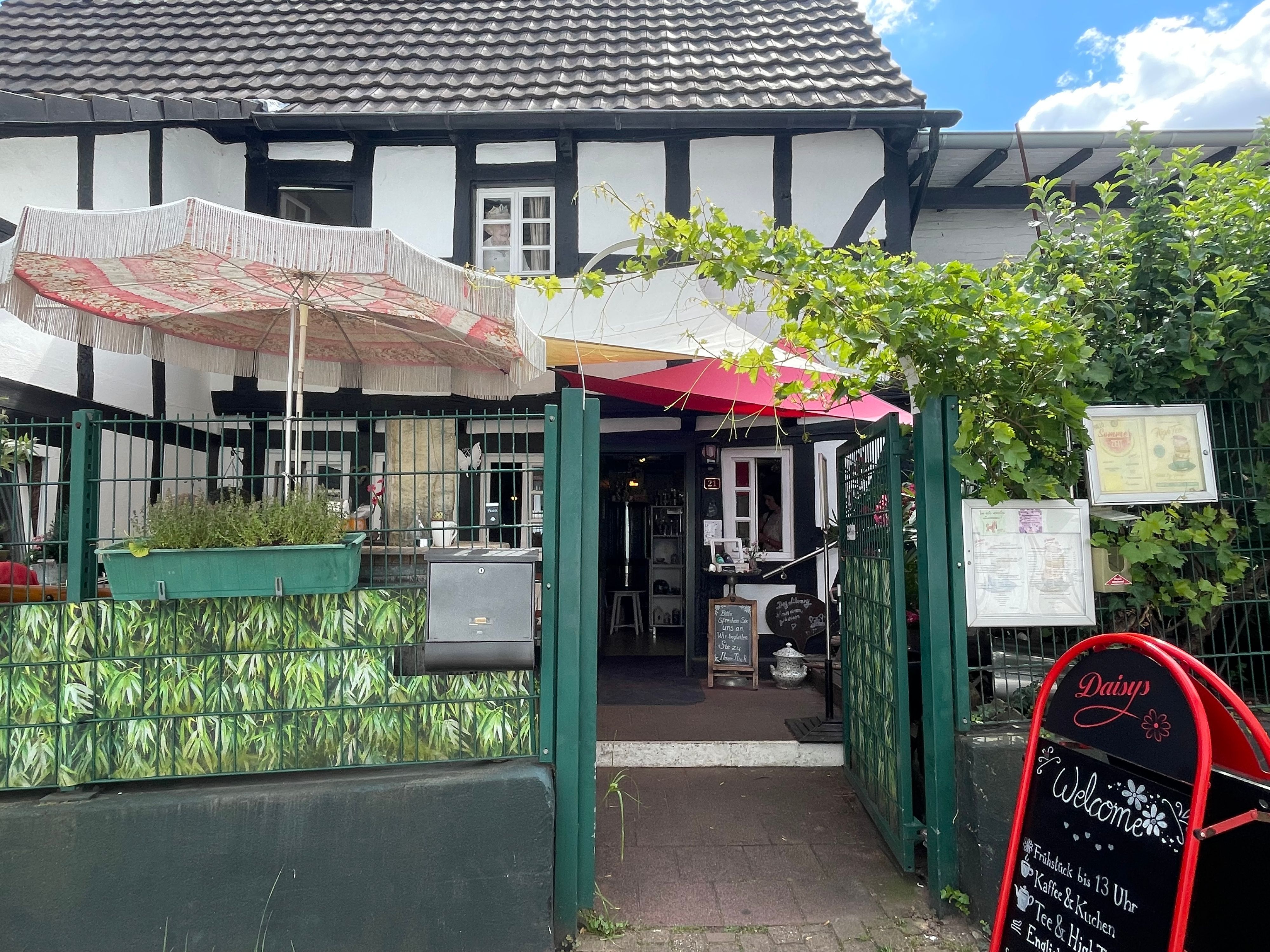 Eingang zu Daisys Tearoom und Garden in Köln-Zündorf