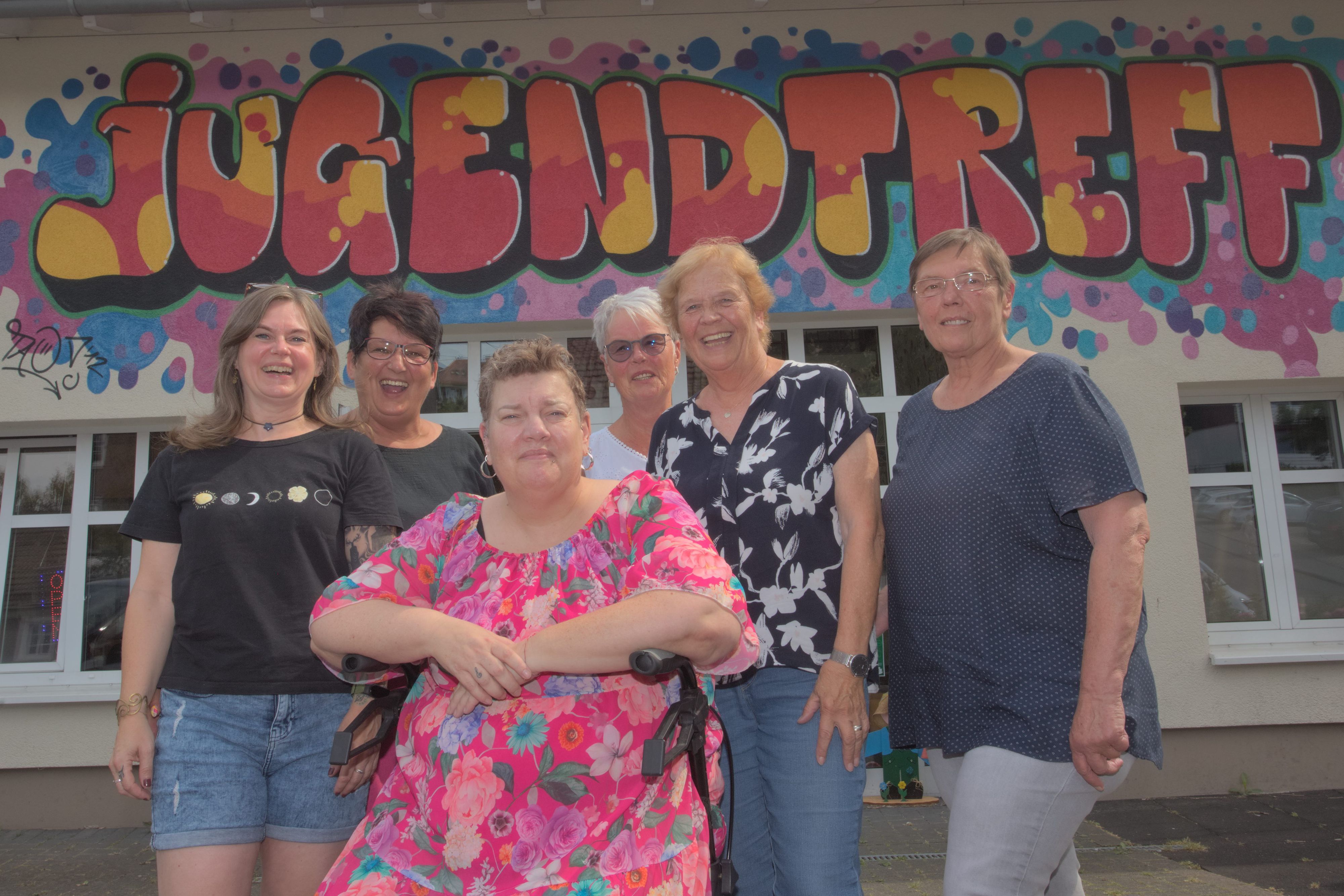 Gruppenfoto vor einem Jugendtreff.