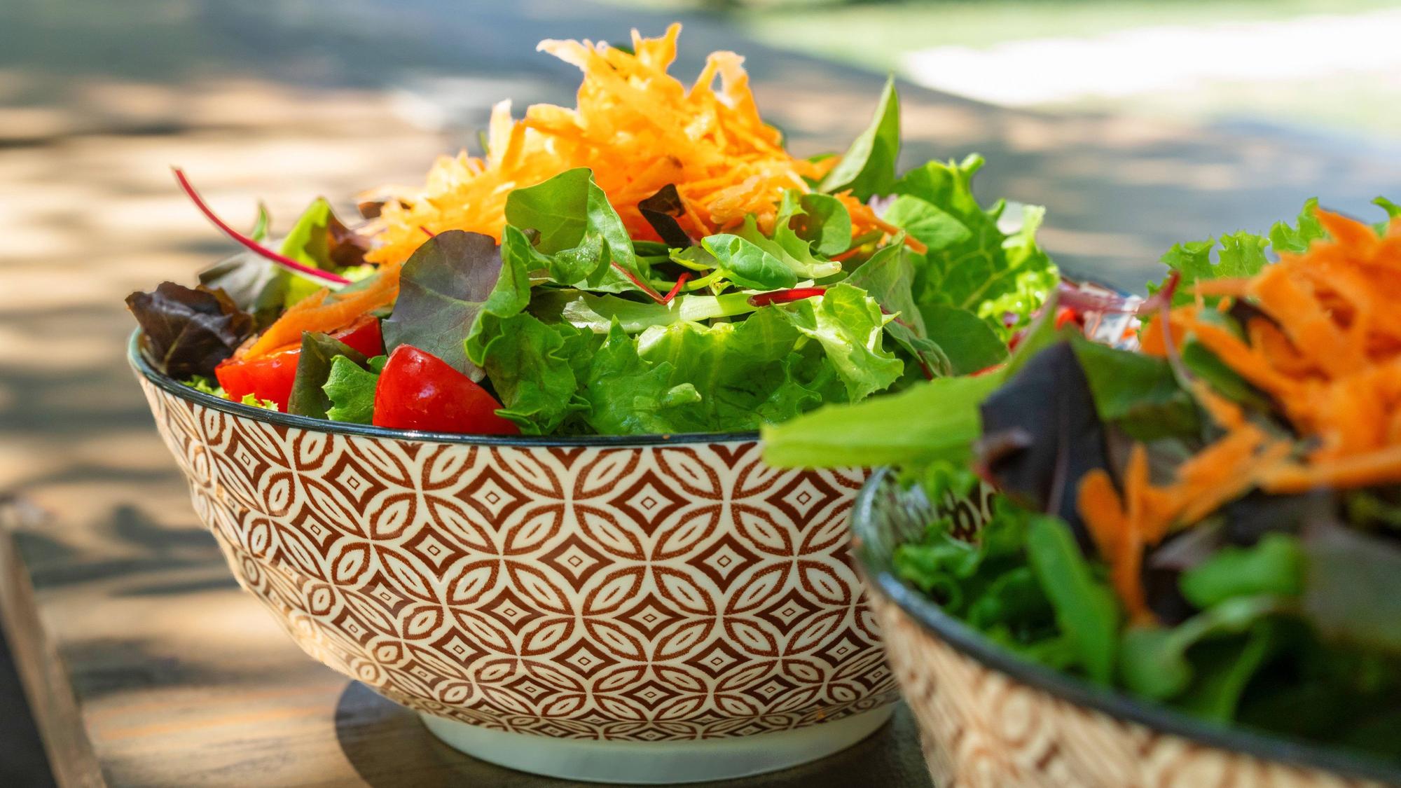 Ein bunter Salat ist auch immer erfrischend.