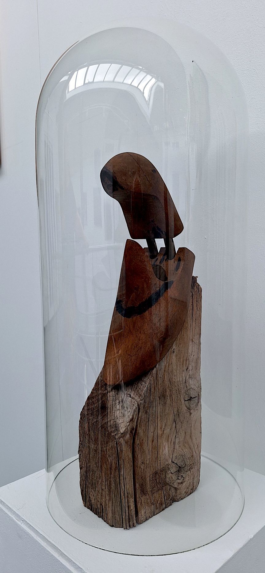 Ein Schuhspanner dient als Kopf einer hölzernen Figur.
