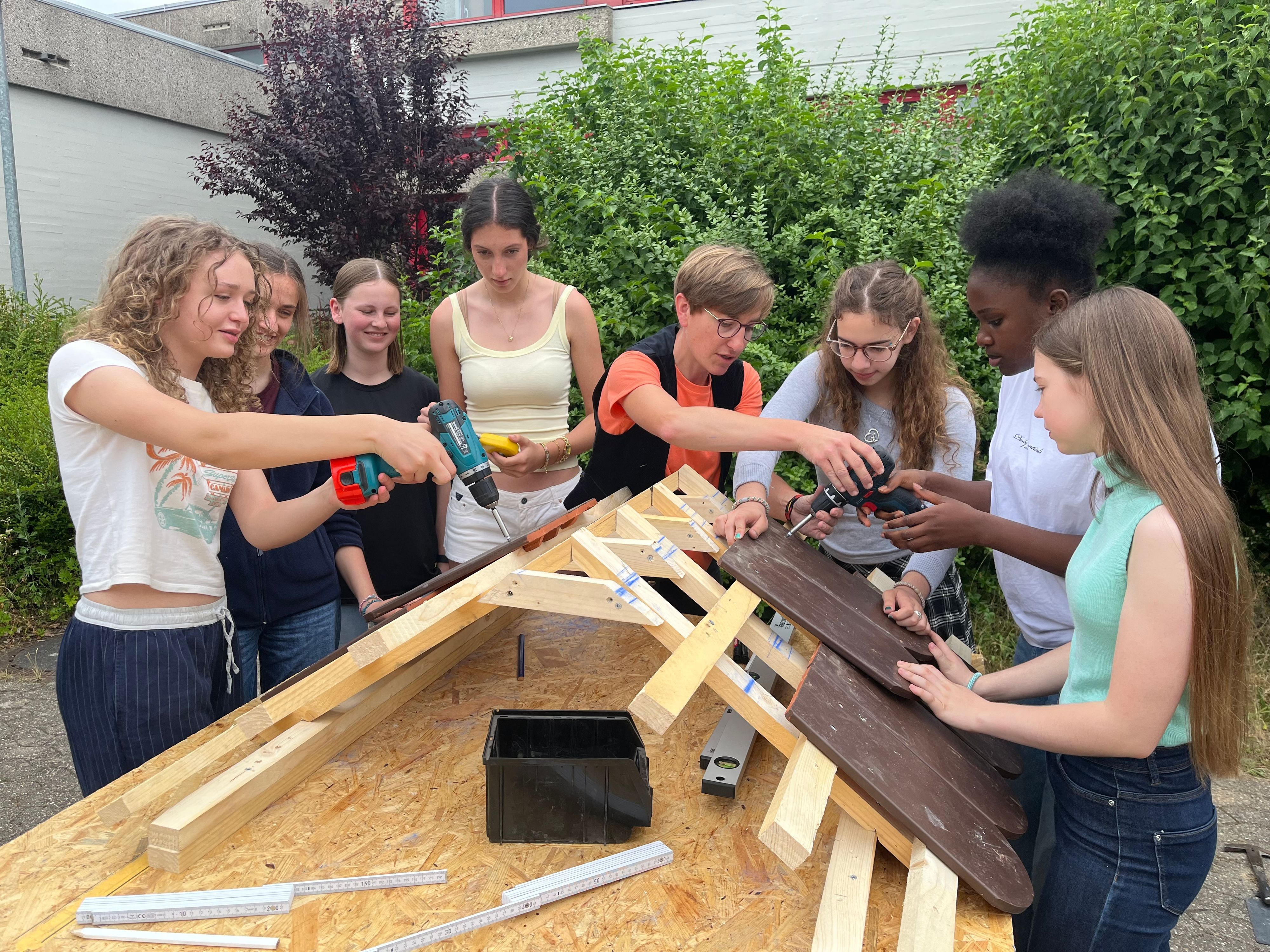 Johanna Heinen (M.) hat selbst am Freiherr-vom-Stein-Gymnasium Abitur gemacht, jetzt ist sie Dachdeckermeisterin und zeigt ihren Beruf.
