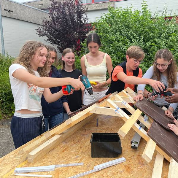 Johanna Heinen (M.) hat selbst am Freiherr-vom-Stein-Gymnasium Abitur gemacht, jetzt ist sie Dachdeckermeisterin und zeigt ihren Beruf.