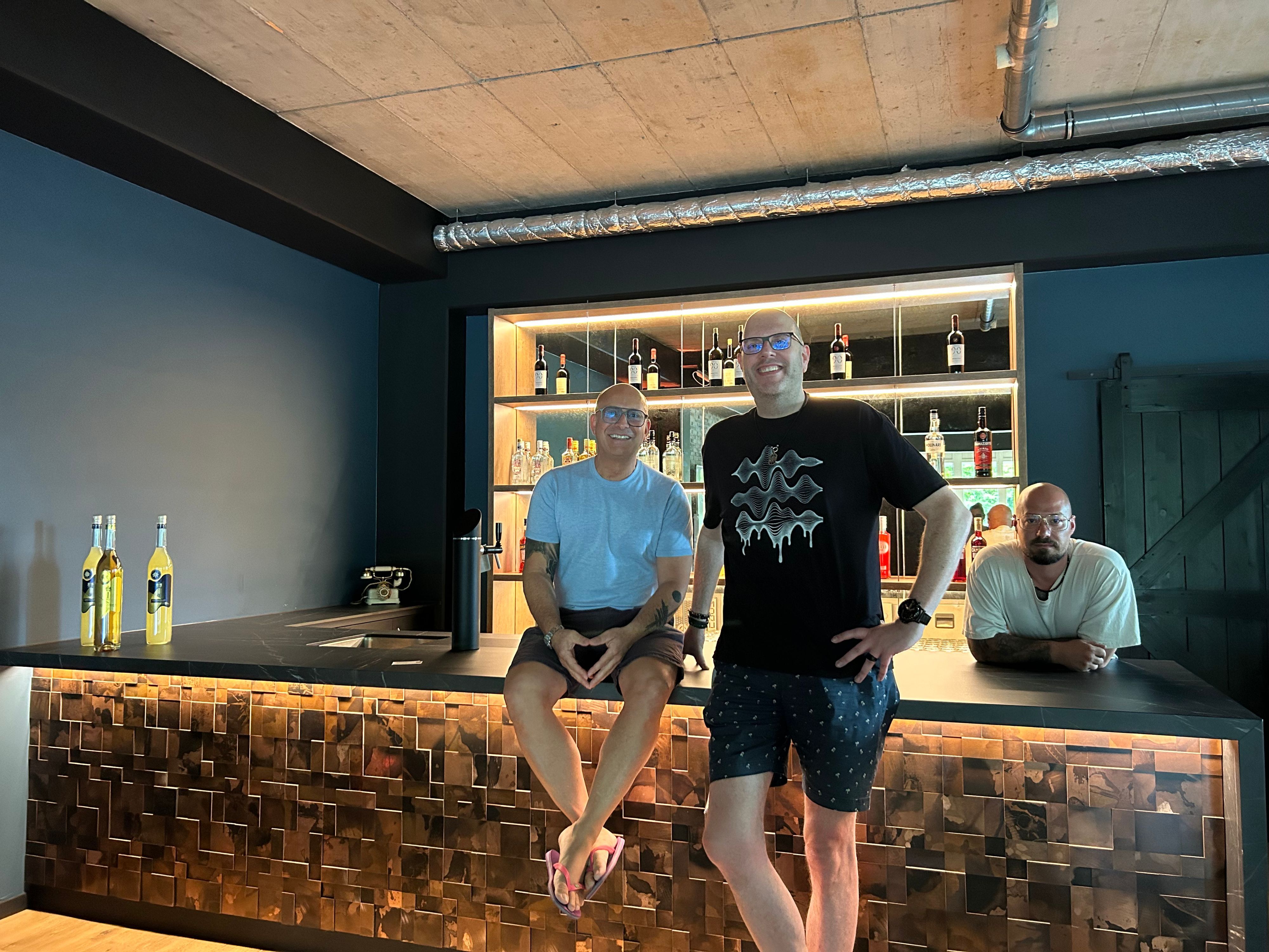 Die Musikunternehmer Cristan Tauber (links) und Christian Vogel mit Marc Schüller im Veranstaltungssaal am Leverkusener Flugplatz, in dem die After-Work-Reihe im Winter oder bei schlechtem Wetter starten soll.