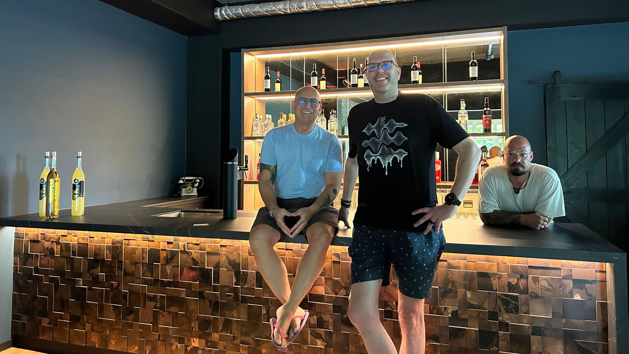 Die Musikunternehmer Cristan Tauber (links) und Christian Vogel mit Marc Schüller im Veranstaltungssaal am Leverkusener Flugplatz, in dem die After-Work-Reihe im Winter oder bei schlechtem Wetter starten soll.