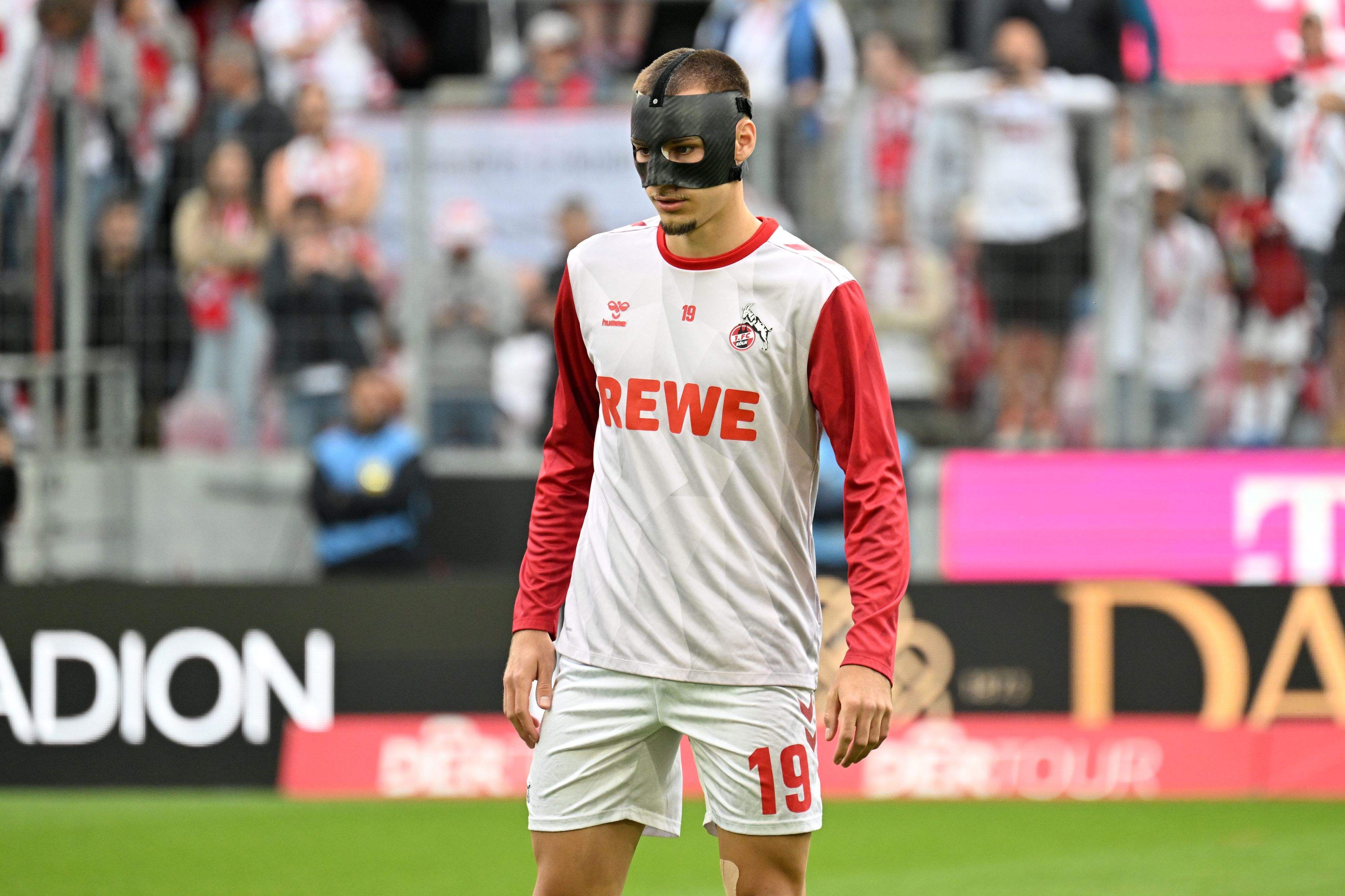 Fußball, 2. Bundesliga, 1. FC Köln - 1. FC Kaiserslautern, 34. Spieltag, RheinEnergieStadion, Kölns Tim Lemperle trägt beim Aufwärmen vor dem Spiel eine Maske.