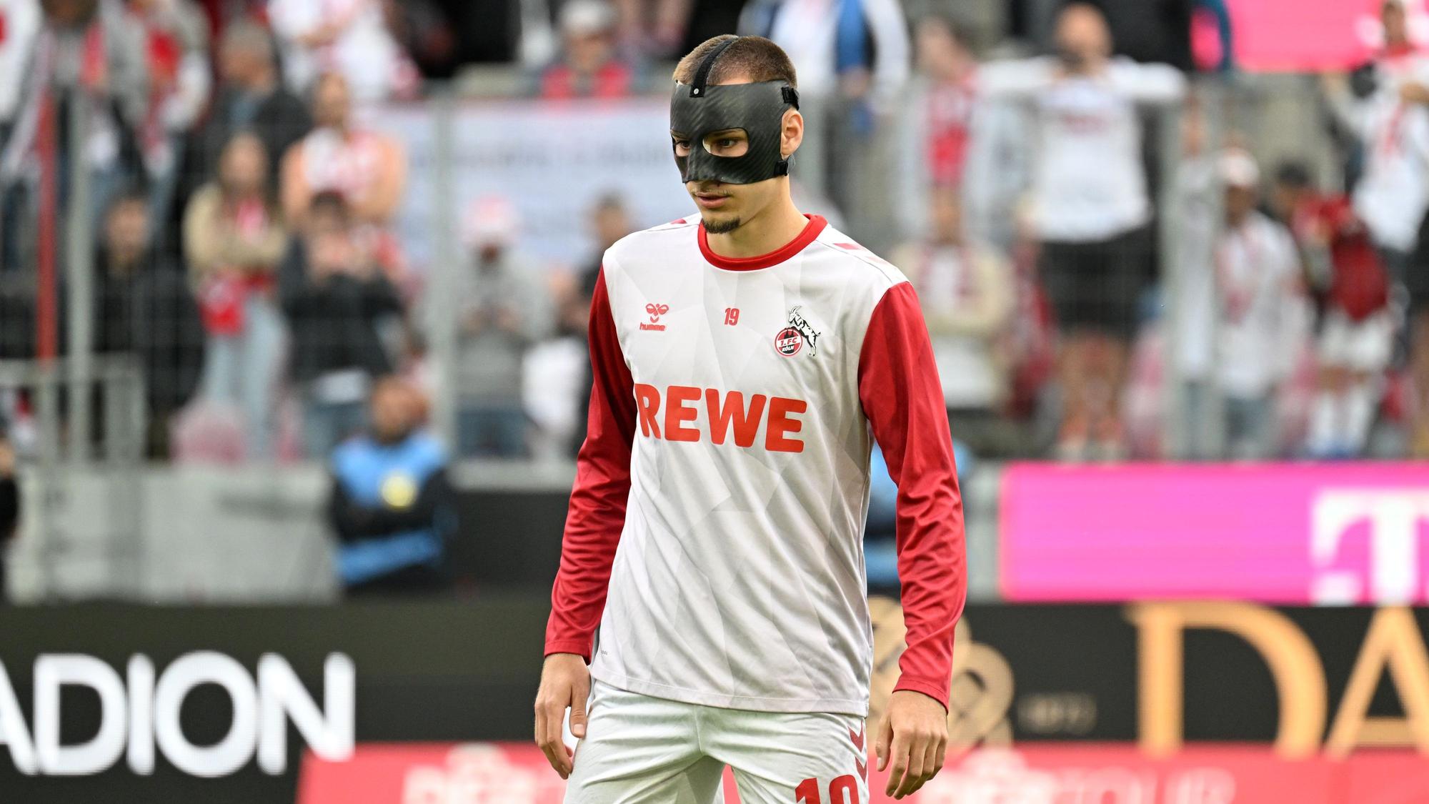 Fußball, 2. Bundesliga, 1. FC Köln - 1. FC Kaiserslautern, 34. Spieltag, RheinEnergieStadion, Kölns Tim Lemperle trägt beim Aufwärmen vor dem Spiel eine Maske.