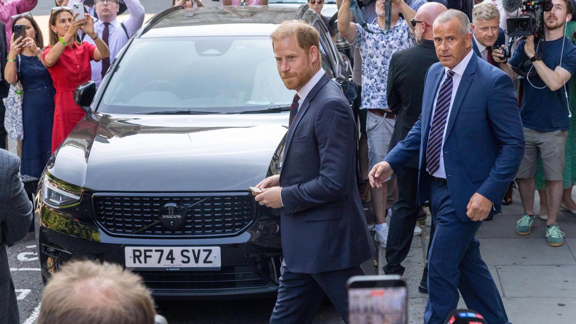 Prinz Harry, ein Mann, Auto und Menschen.