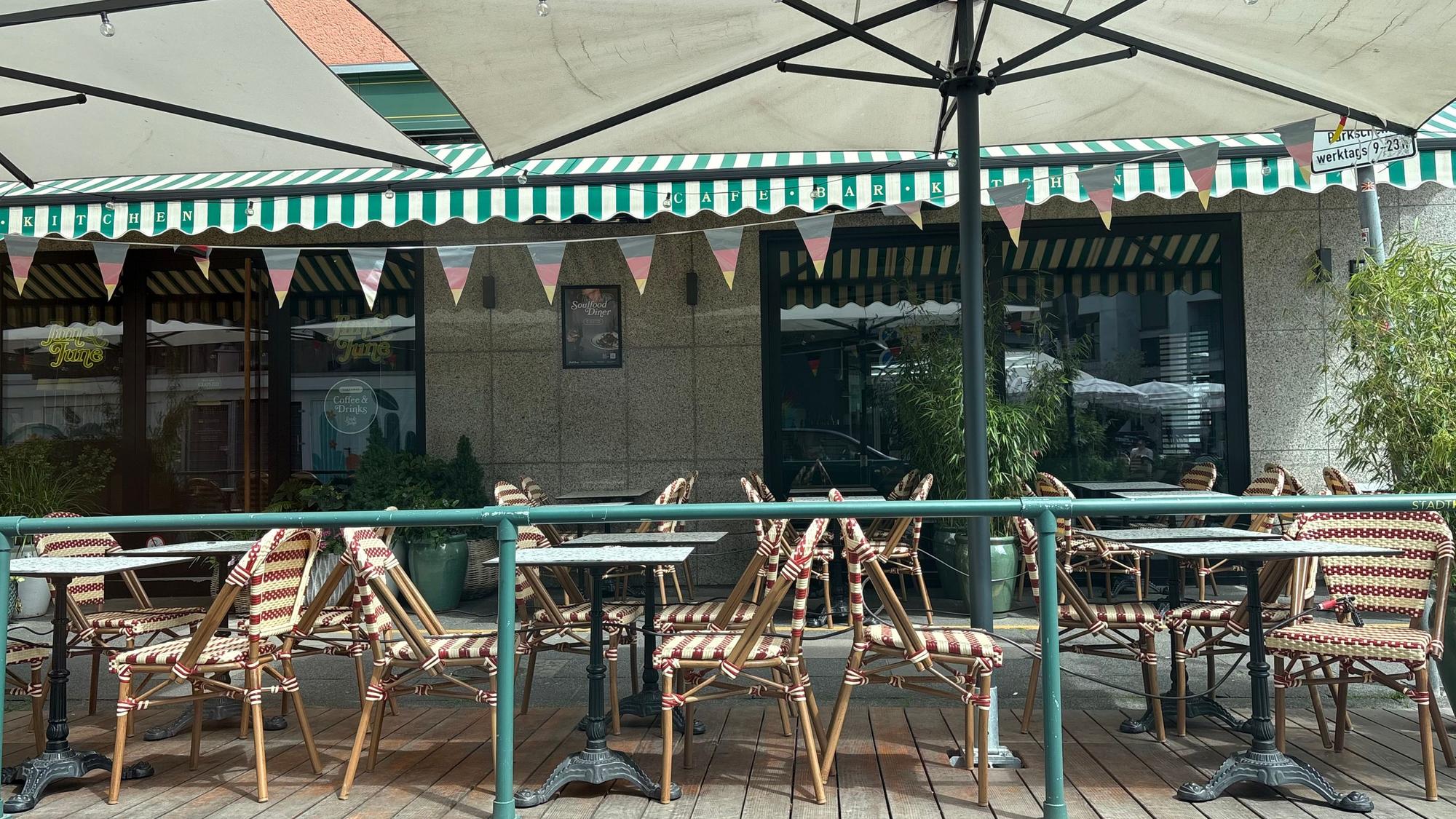 Die Terrasse vom Jim und June ist ein schöner Platz zum Verweilen.