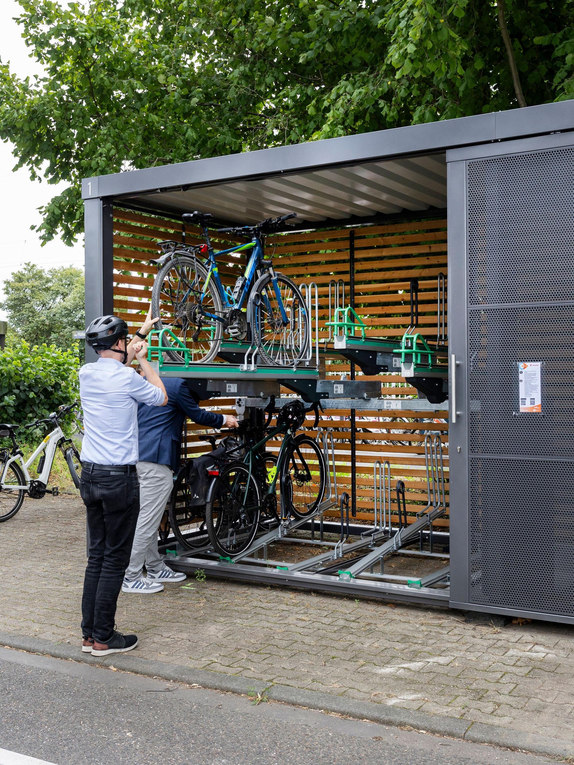 09.07.2026, Köln: Die Stadt Köln eröffnet ihre erste Fahrradsammelgarage am S-Bahnhof Holweide.
Sie will damit die Verknüpfung von Fahrradverkehr und ÖPNV stärken.
Foto: Michael Bause