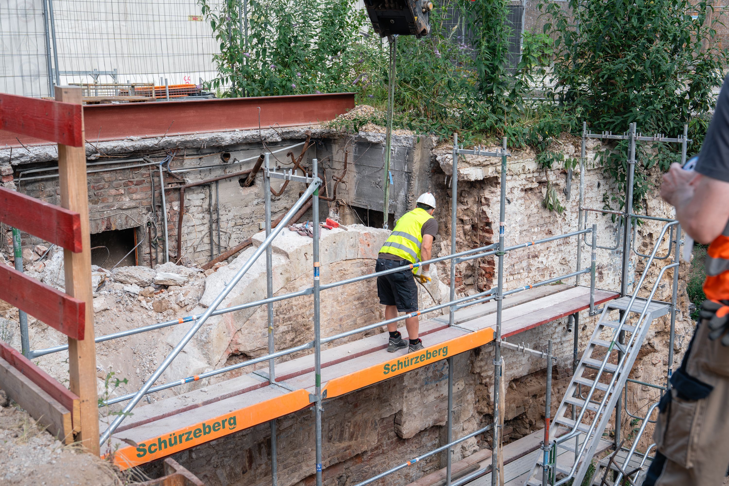 An der Baugrube am Goldschmied-Carré in der Kölner Innenstadt wurde ein Torbogen aus dem 13. Jahrhundert freigelegt und geborgen.