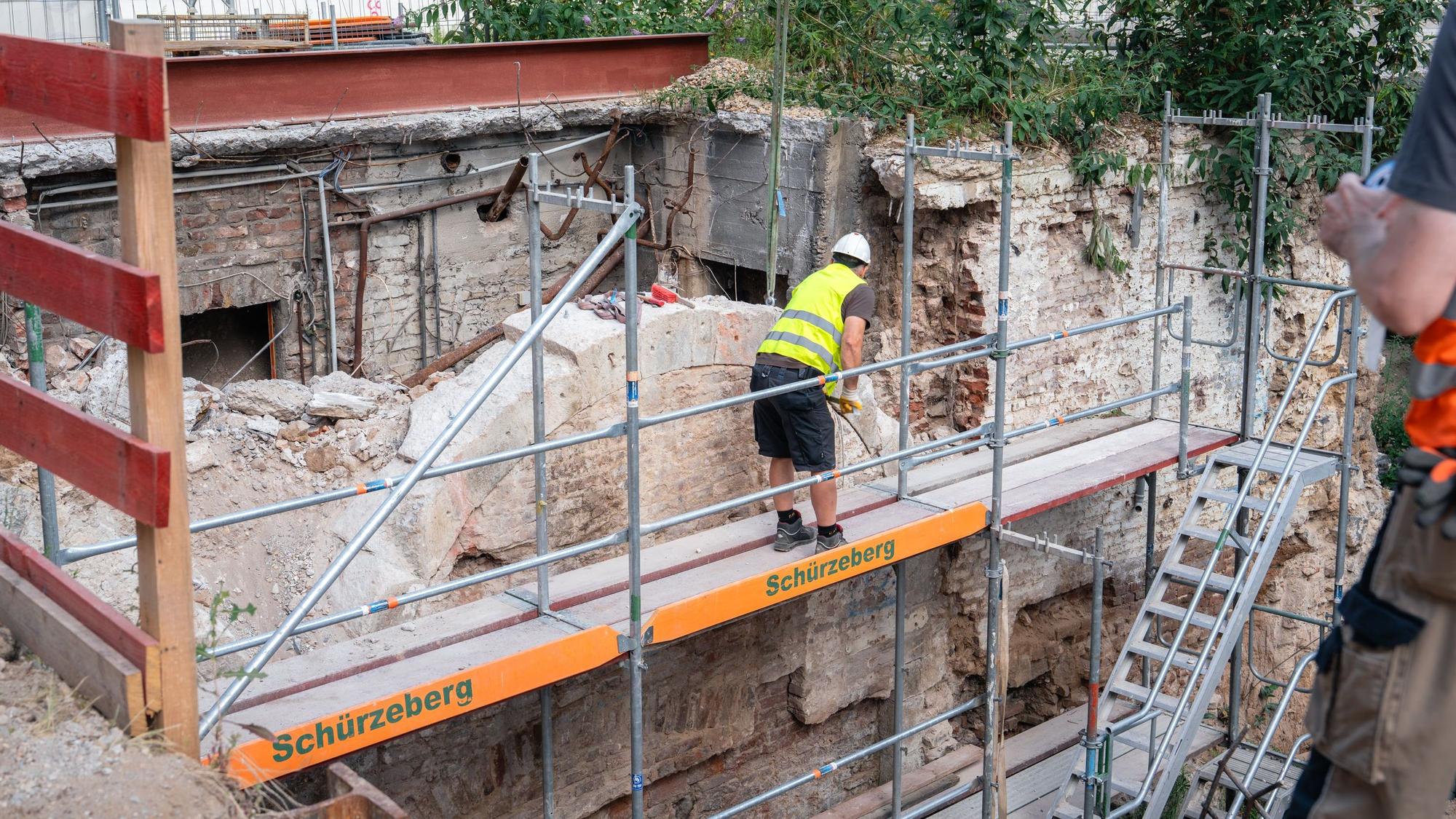 An der Baugrube am Goldschmied-Carré in der Kölner Innenstadt wurde ein Torbogen aus dem 13. Jahrhundert freigelegt und geborgen.