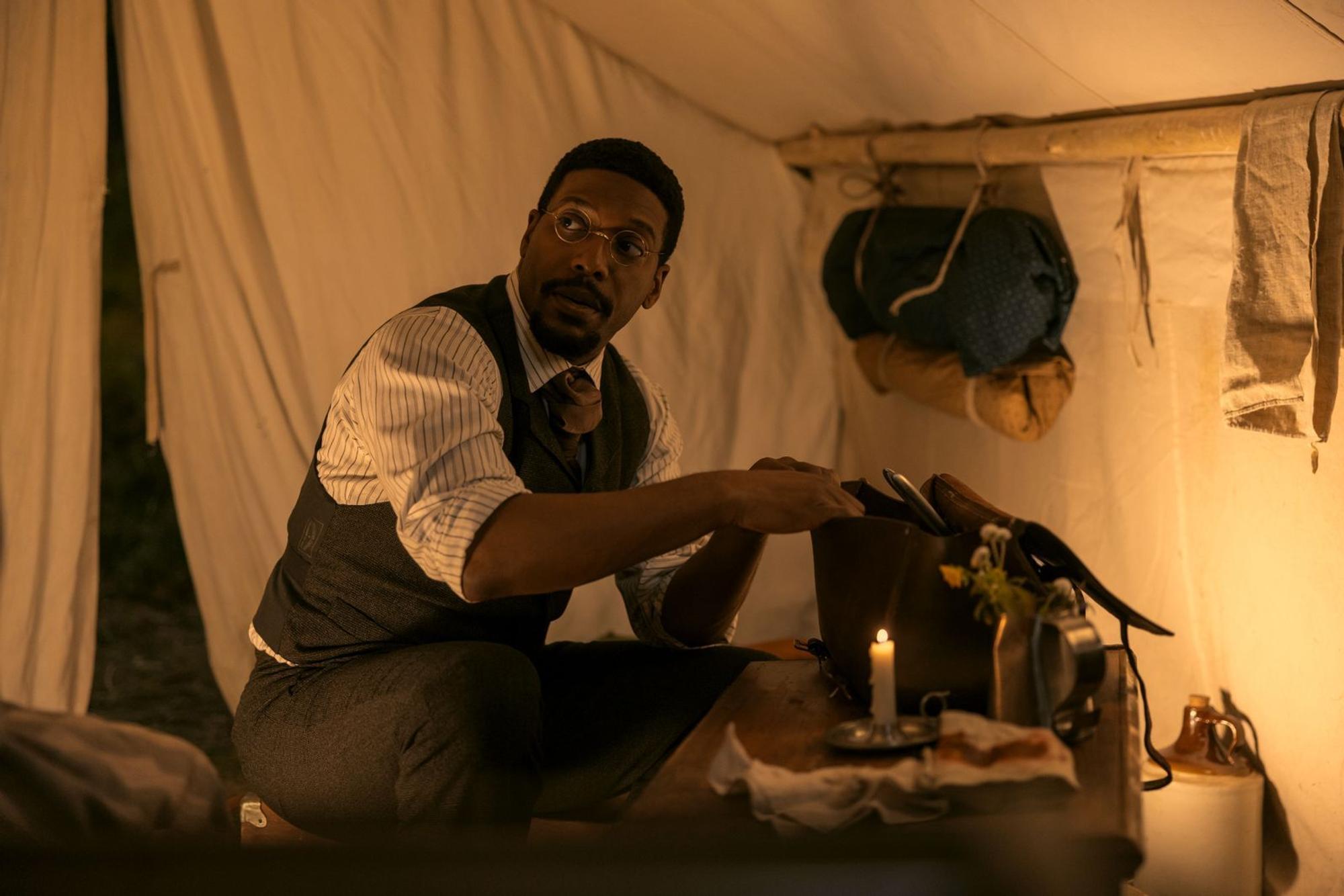 Dr. George Tann (Jocko Sims) ist Arzt in Kansas, in der Nähe des Ortes, wo sich Familie Ingalls niederlässt. Tann war eine reale Person und behandelte die Ingalls' auch in den Büchern. Er hatte während des Bürgerkriegs in der Unionsarmee gedient und war danach, wie viele Afroamerikaner, nach Kansas gezogen. (Bild: Eric Zachanowich/Netflix © 2026)