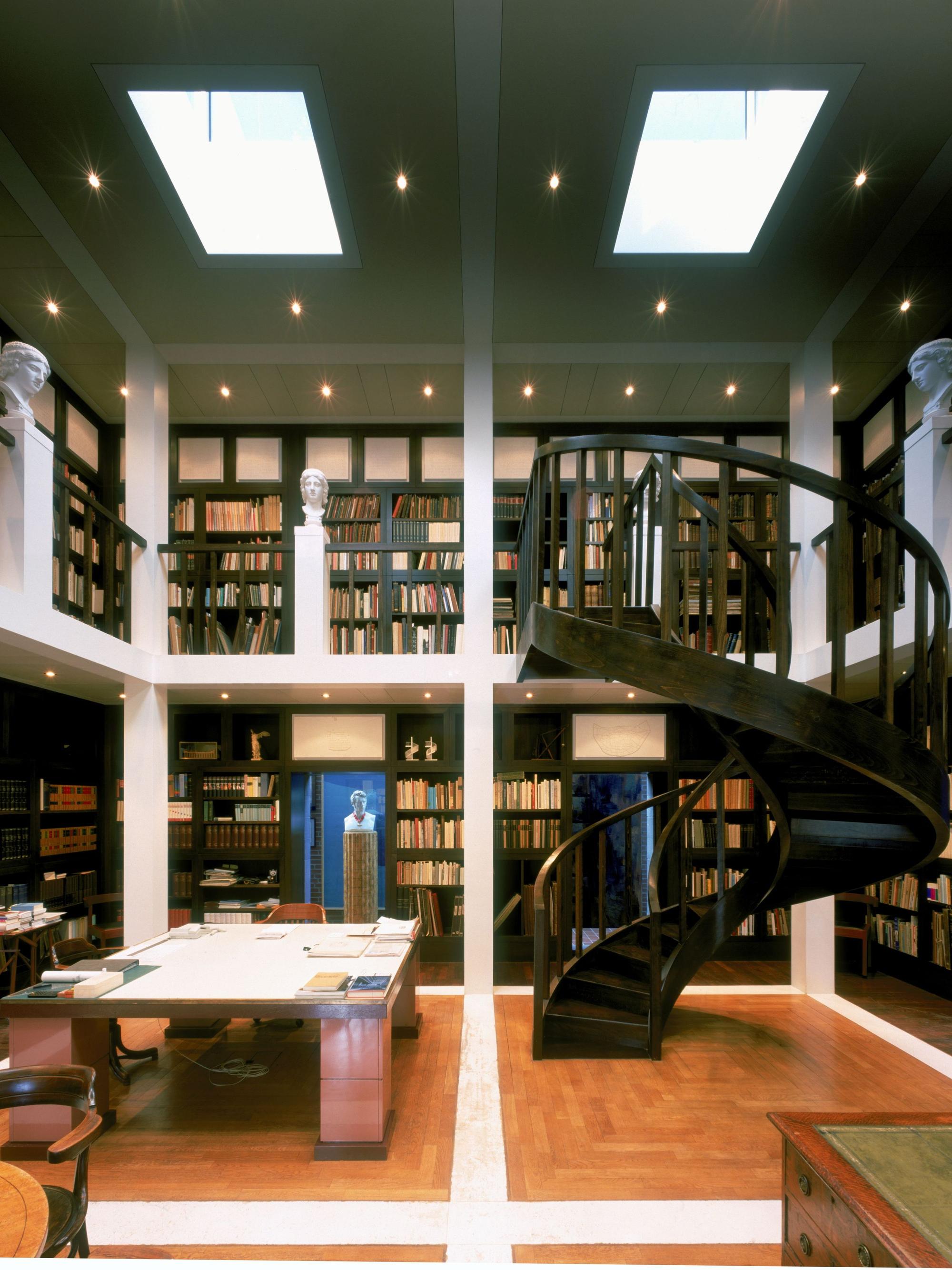 In der Bibliothek stehen Bücher und Büsten.