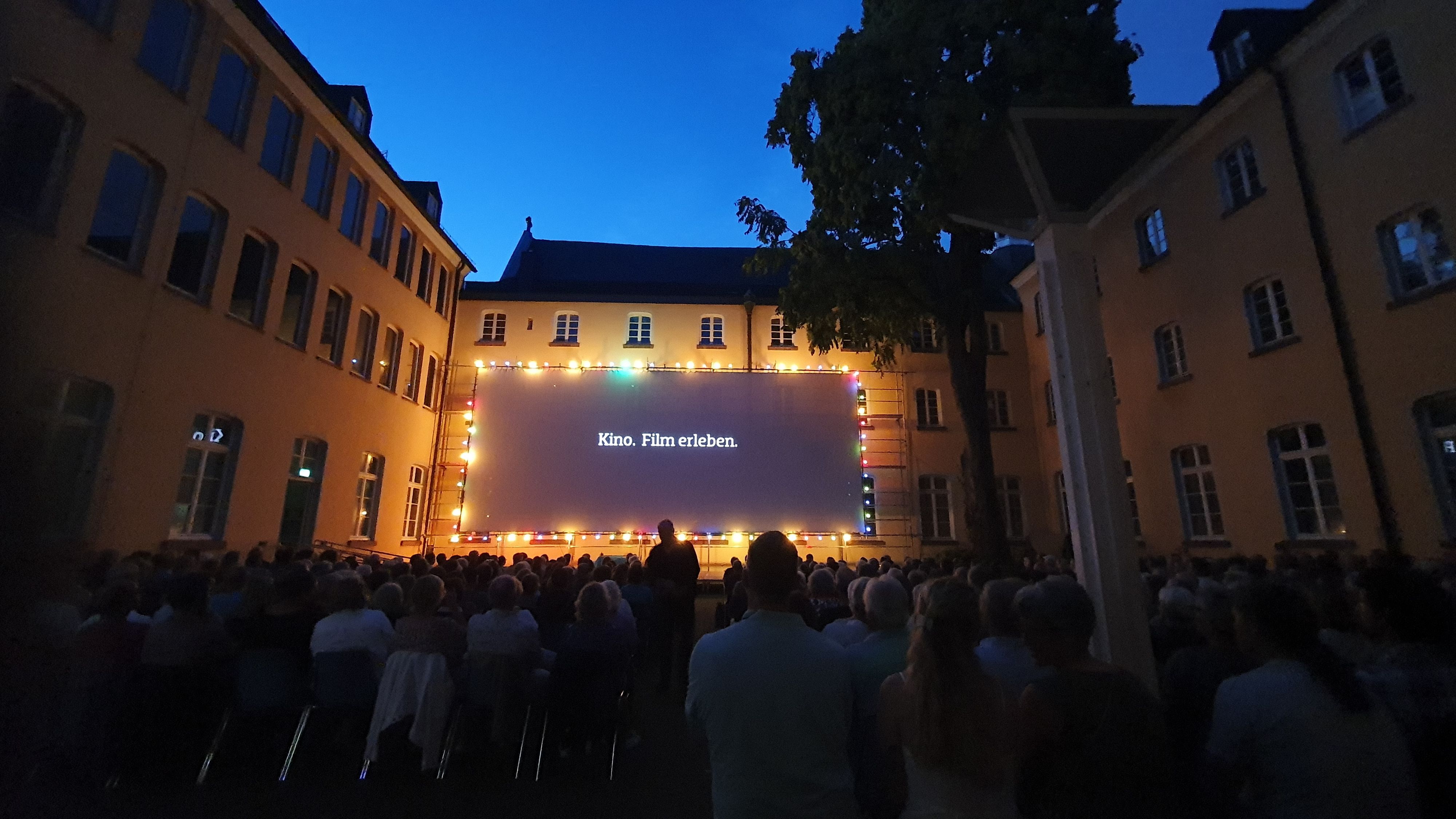Zu sehen ist der Rathaus-Innenhof beim Opren Air-Kino.