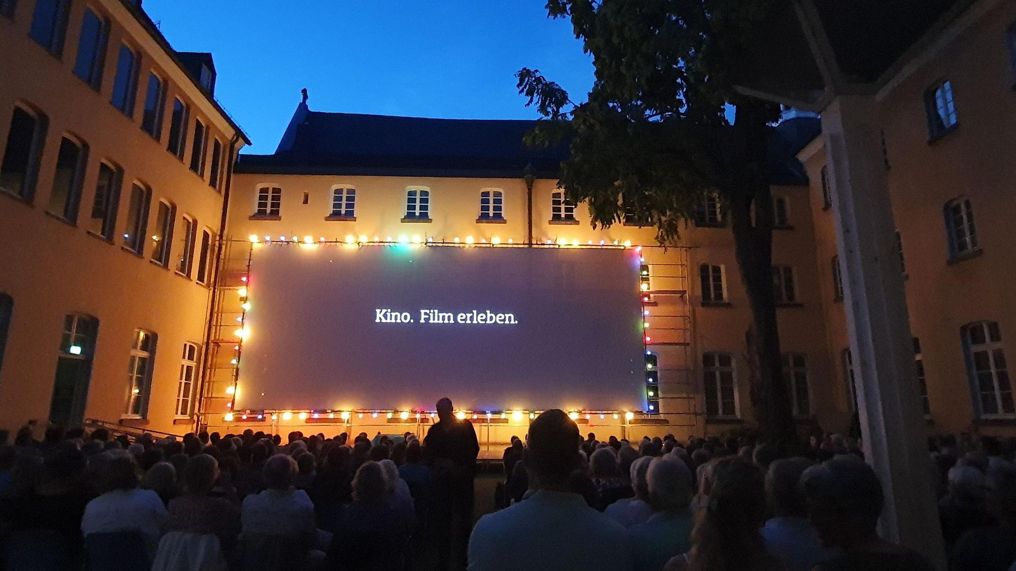 Zu sehen ist der Rathaus-Innenhof beim Opren Air-Kino.