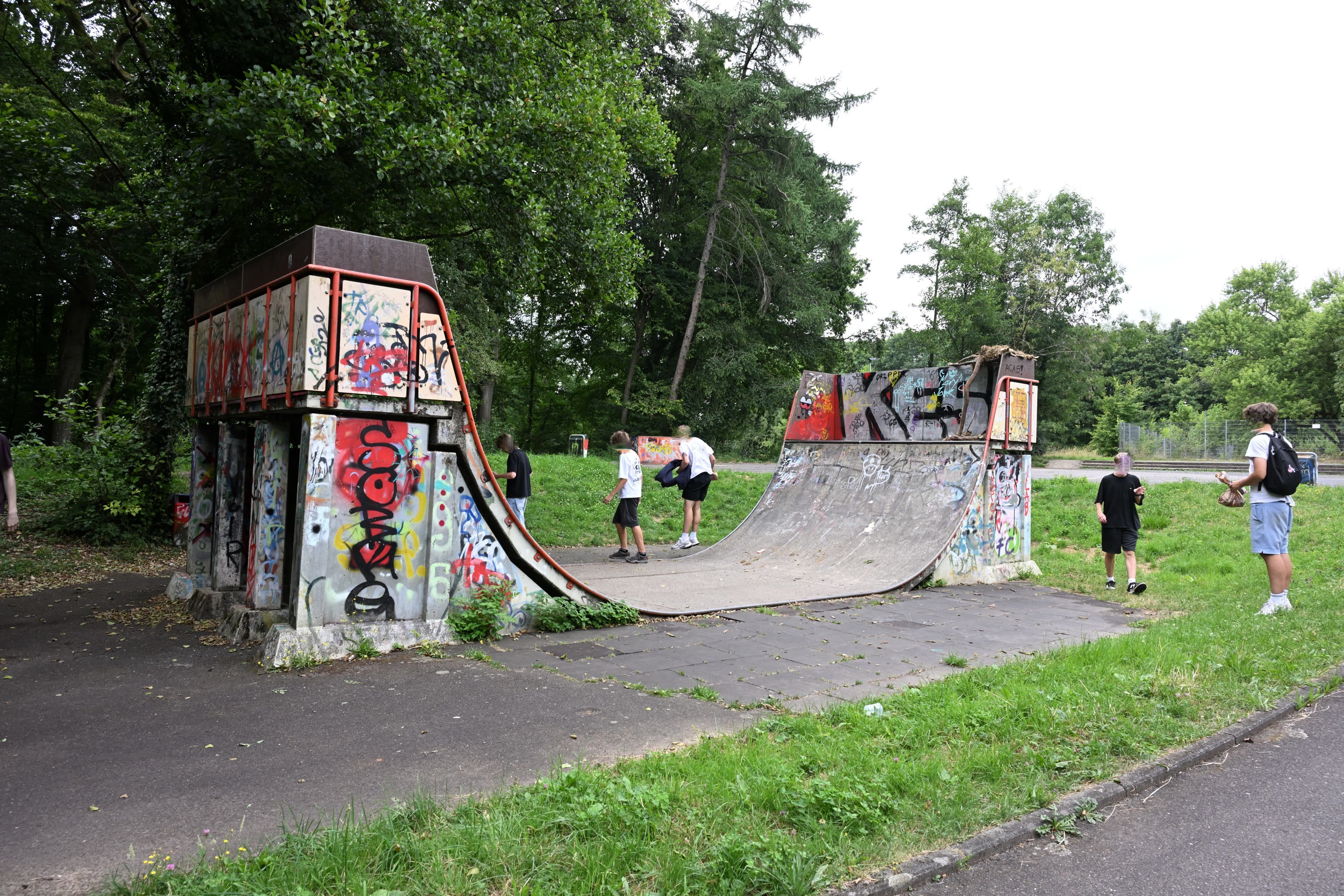 Jugendliche skaten am Skaterpark Bergisch Gladbach Saaler Mühle hinter dem Otto Hahn Schulzentrum.