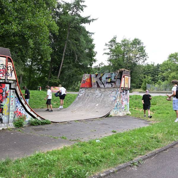 Jugendliche skaten am Skaterpark Bergisch Gladbach Saaler Mühle hinter dem Otto Hahn Schulzentrum.