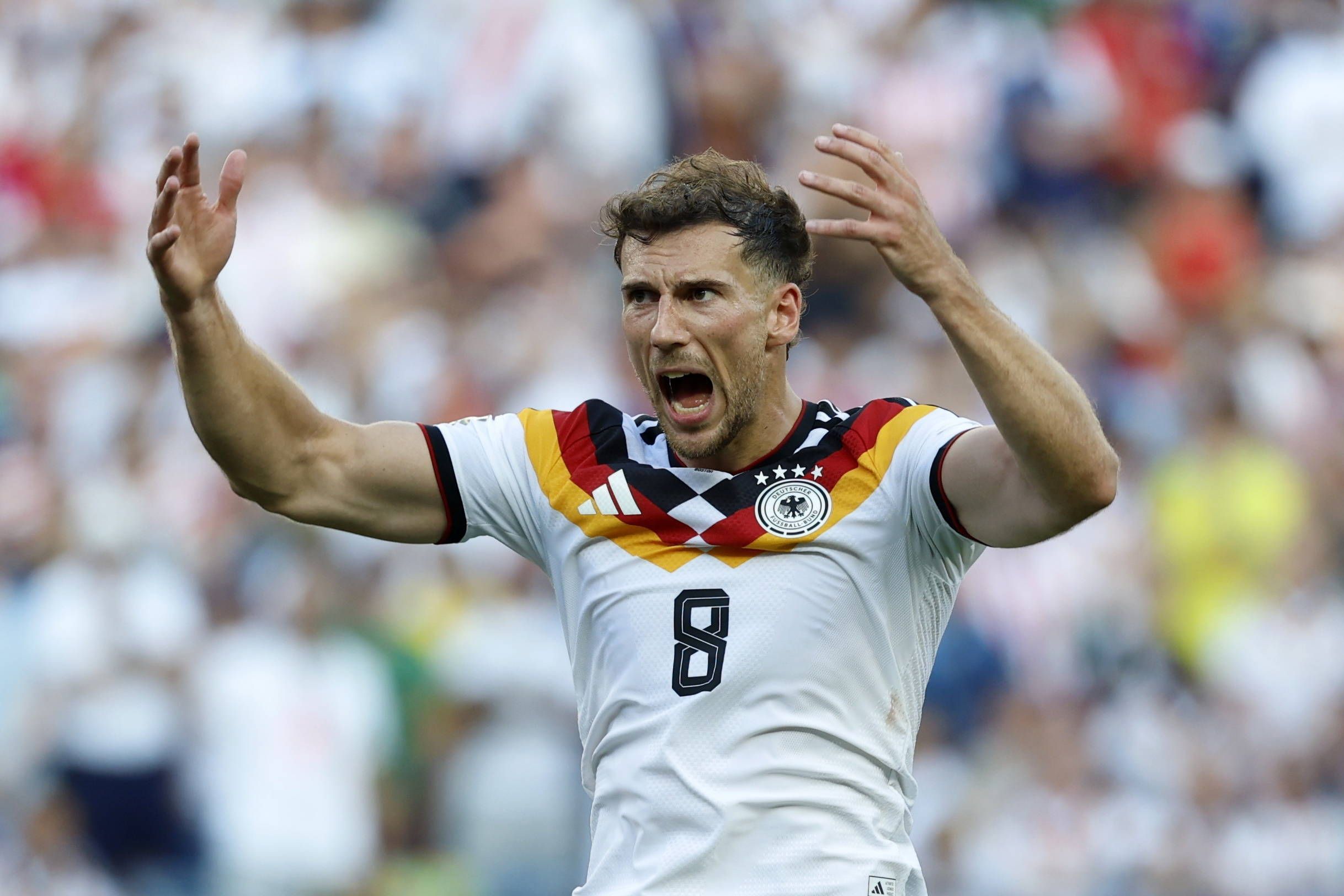 Leon Goretzka gestikuliert.
