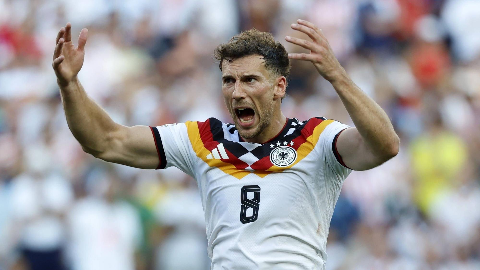 Leon Goretzka gestikuliert.