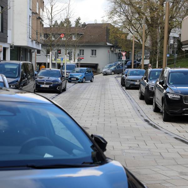 Die Stadt will gegen das Falschparken (hier auf der rechten Bildseite) effektiver vorgehen.