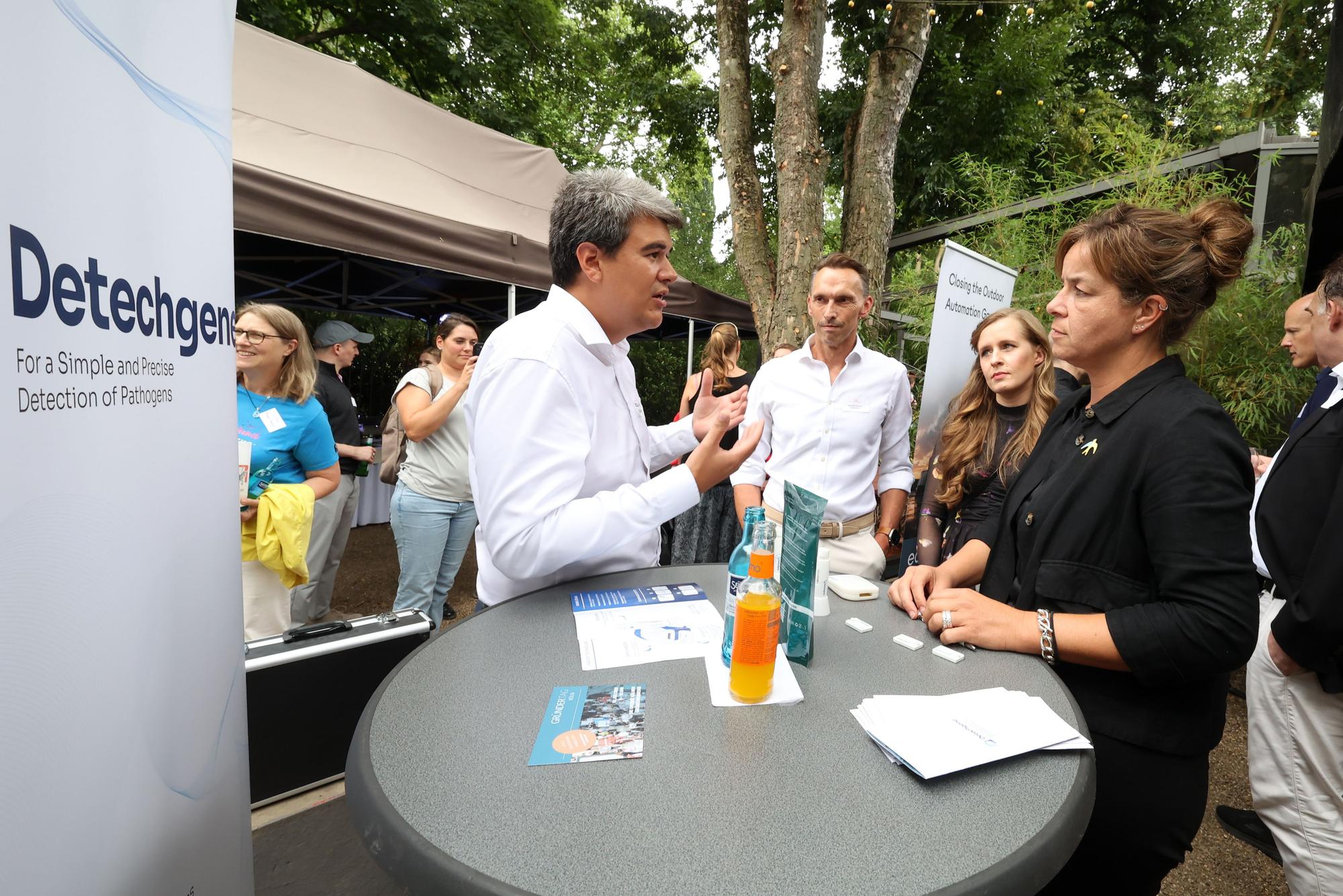 Wirtschaftsministerin Mona Neubaur (r.) im Gespräch mit Detechgene-Gründer Reza Esmaillie (l.) sowie Manfred Janssen von Köln Business und Tanja Zirnstein, Geschäftsführerin der Gateway Factory.