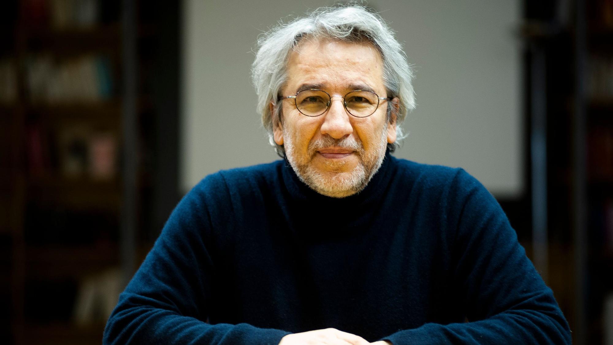 23.12.2020, Berlin: Can Dündar, der ehemalige Chefredakteur der türkischen Zeitung Cumhuriyet, lässt sich vor einem Interview mit der Associated Press fotografieren. Im Prozess gegen den im deutschen Exil lebenden Journalisten Can Dündar wurde am Mittwoch in der Türkei das Urteil gesprochen. Dündar ist in der Türkei zu 18 Jahren und neun Monaten Haft wegen Spionage und zu weiteren acht Jahren und neun Monaten wegen Terrorunterstützung verurteilt worden. Foto: Markus Schreiber/AP/dpa +++ dpa-Bildfunk +++