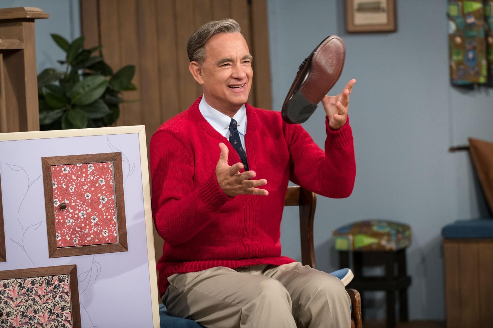 Und erneut eine preisverdächtige Vorstellung: Im Drama „Der wunderbare Mr. Rogers“ (2019, hierzulande nur auf DVD erschienen) spielte Tom Hanks den Gastgeber und Schöpfer von „Mister Rogers' Neighborhood“, einer Kindersendung, die Ende der 60er-Jahre zu den beliebtesten US-Shows zählte. Für seine Darstellung erhielt er seine sechste Oscar-Nominierung, als „bester Nebendarsteller“. (Bild: 2019 Sony Pictures Entertainment Deutschland GmbH / Lacey Terrell)