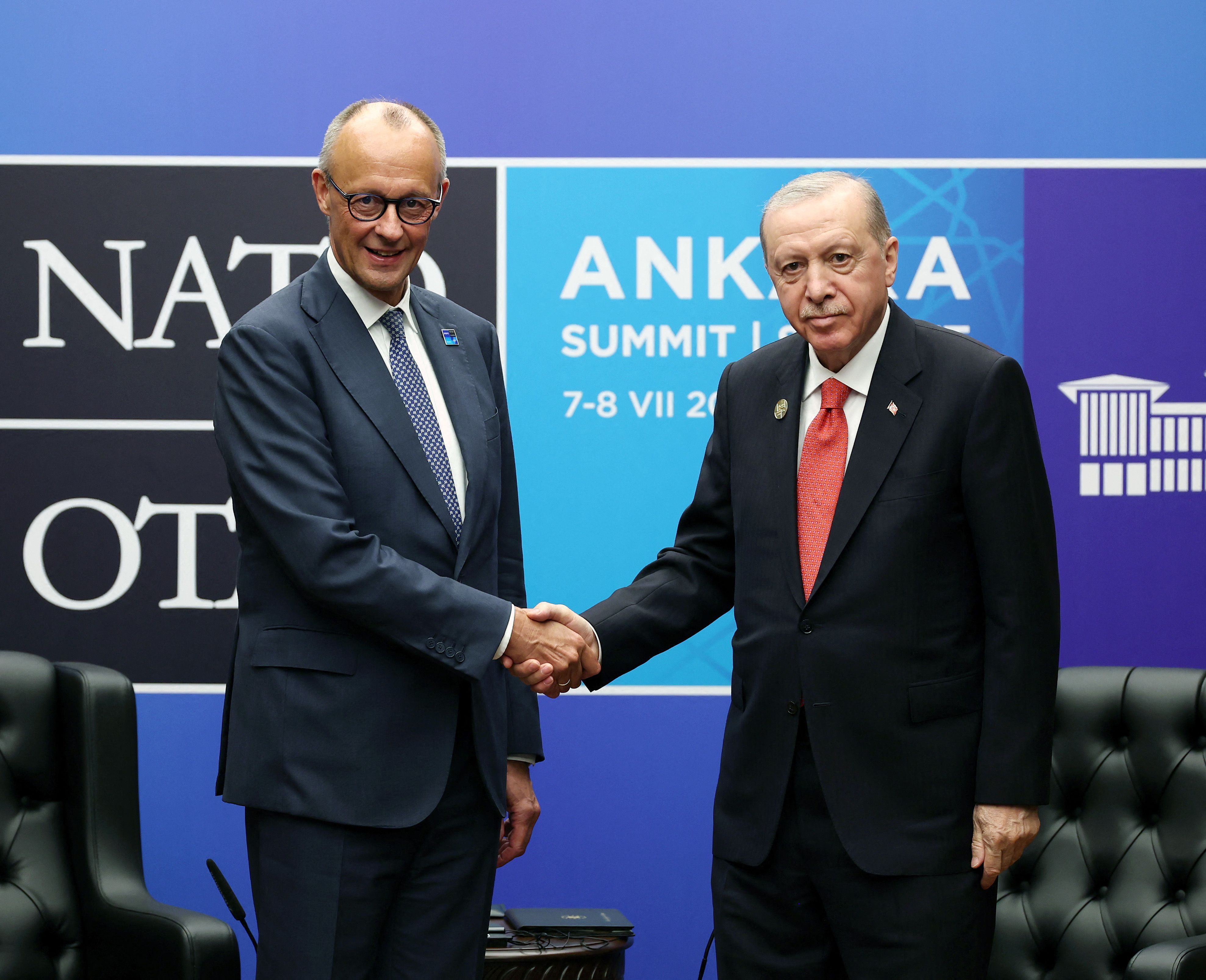 Bundeskanzler Friedrich Merz schüttelt beim Nato-Gipfel in Ankara die Hand des türkischen Präsidenten Recep Tayyip Erdogan.