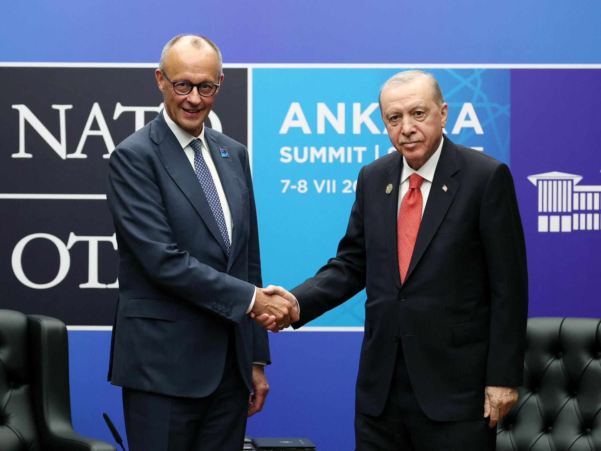 Bundeskanzler Friedrich Merz schüttelt beim Nato-Gipfel in Ankara die Hand des türkischen Präsidenten Recep Tayyip Erdogan.