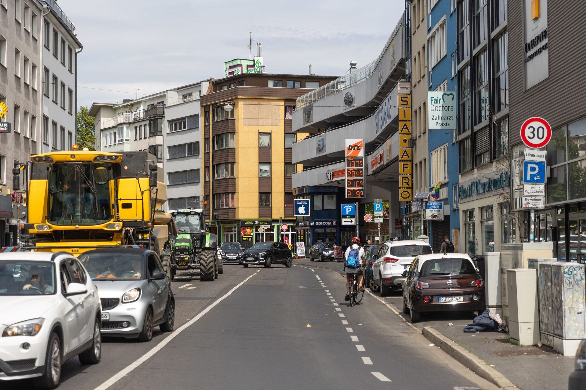 Der Abschnitt der Kölnstraße in Bonn zwischen dem Bertha-von-Suttner-Platz und dem Stiftsplatz soll vorerst nicht saniert werden.