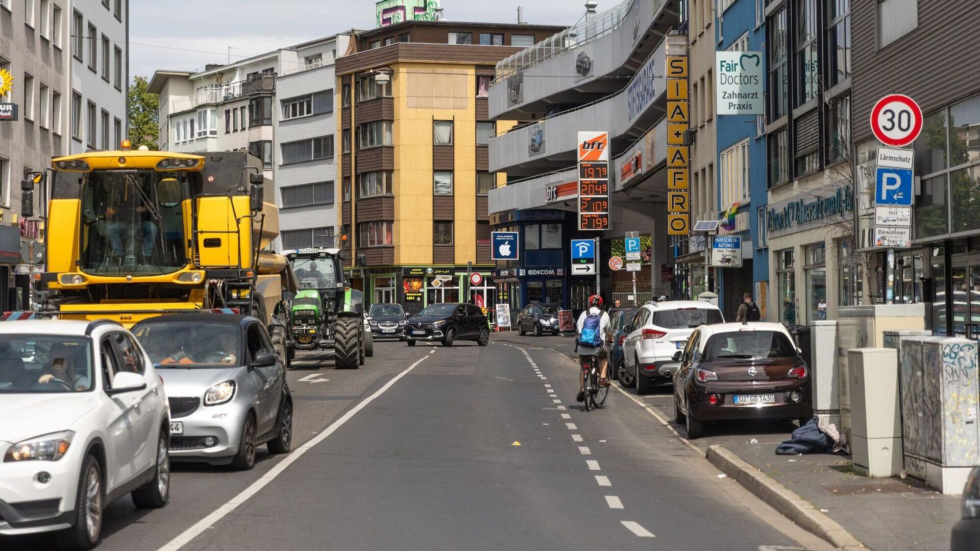 Der Abschnitt der Kölnstraße in Bonn zwischen dem Bertha-von-Suttner-Platz und dem Stiftsplatz soll vorerst nicht saniert werden.