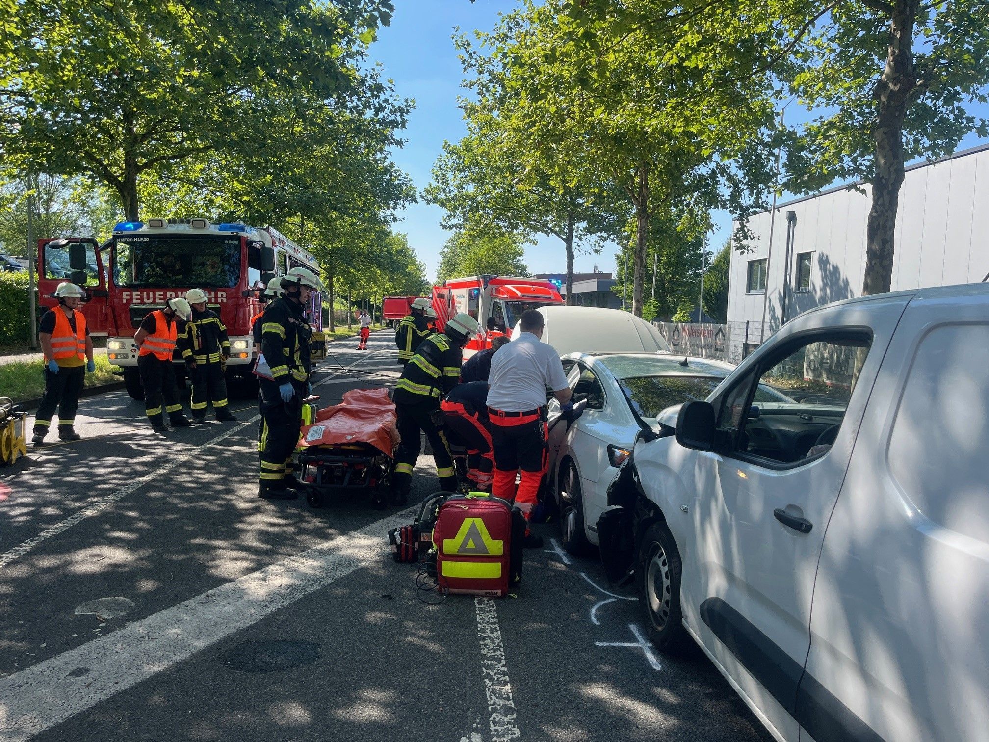 Unfall auf der Europaallee im Hennefer Stadtteil Hossenberg: Drei Menschen wurden verletzt.
