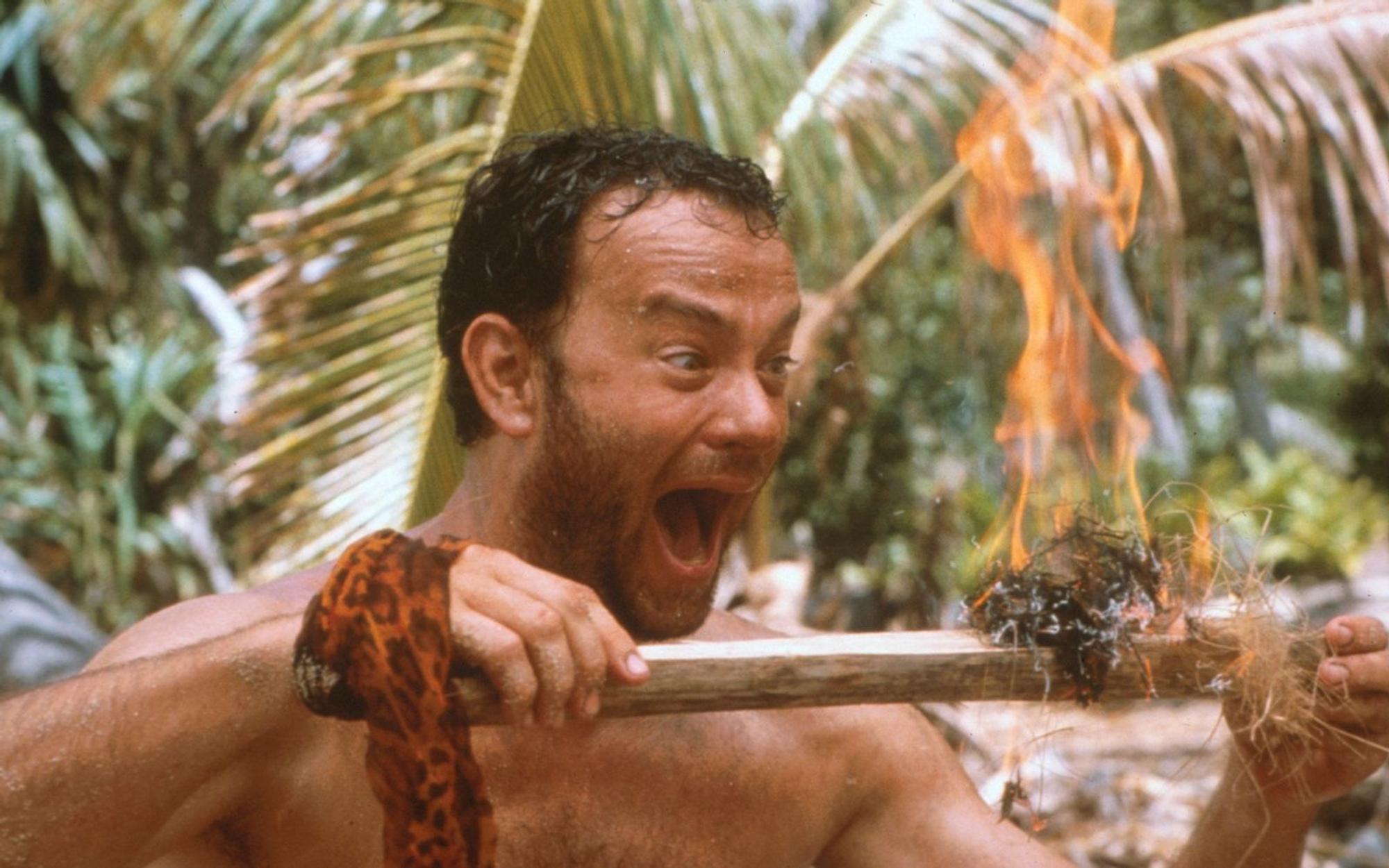 „Ich habe Feuer gemacht!“ freut sich ein fast nackter Tom Hanks in „Cast Away - Verschollen“ (2000). In der Robinsonade träumt er aber nicht von der einsamen Insel - er will nur weg von ihr: Nach einem Flugzeugabsturz landet er mitten im Nirgendwo und versucht verzweifelt, das trostlose Eiland wieder zu verlassen. (Bild: UIP)