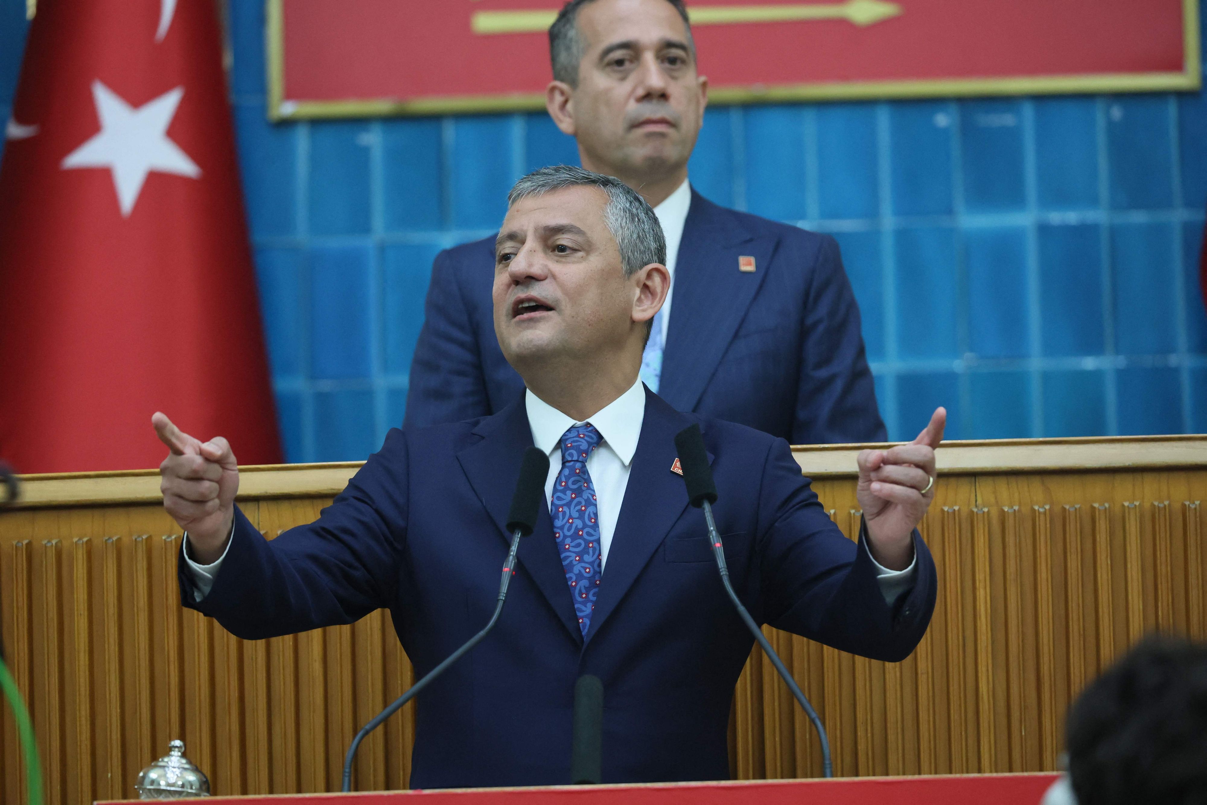 Der Chef der wichtigsten türkischen Oppositionspartei CHP, Özgür Özel, spricht im Parlament in Ankara (Archivfoto vom Juni 2026). Özel, aussichtsreicher Konkurrent von Staatschef Recep Tayyip Erdogan soll mit Hilfe von Kampagnen diskreditiert werden.