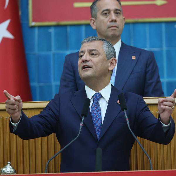 Der Chef der wichtigsten türkischen Oppositionspartei CHP, Özgür Özel, spricht im Parlament in Ankara (Archivfoto vom Juni 2026). Özel, aussichtsreicher Konkurrent von Staatschef Recep Tayyip Erdogan soll mit Hilfe von Kampagnen diskreditiert werden.