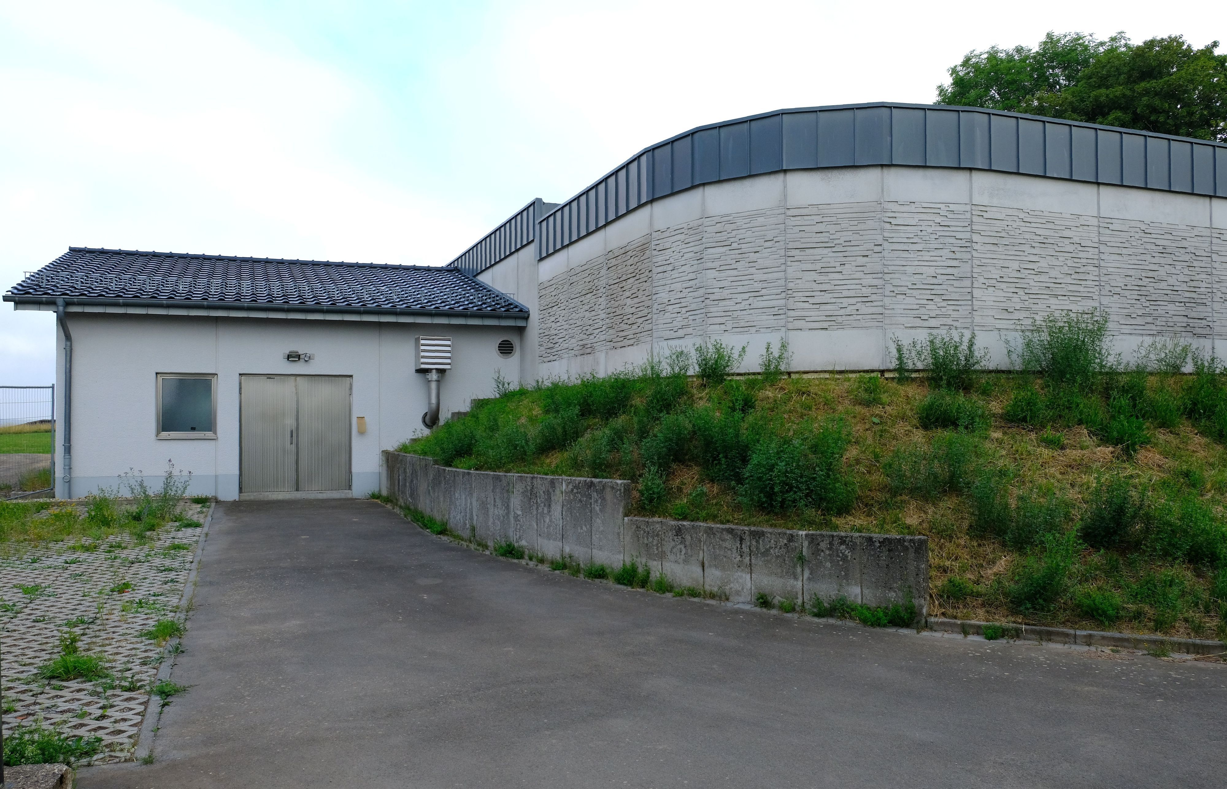 Das Gebäude des Trinkwasser-Hochbehälters in Hellenthal-Giescheid.