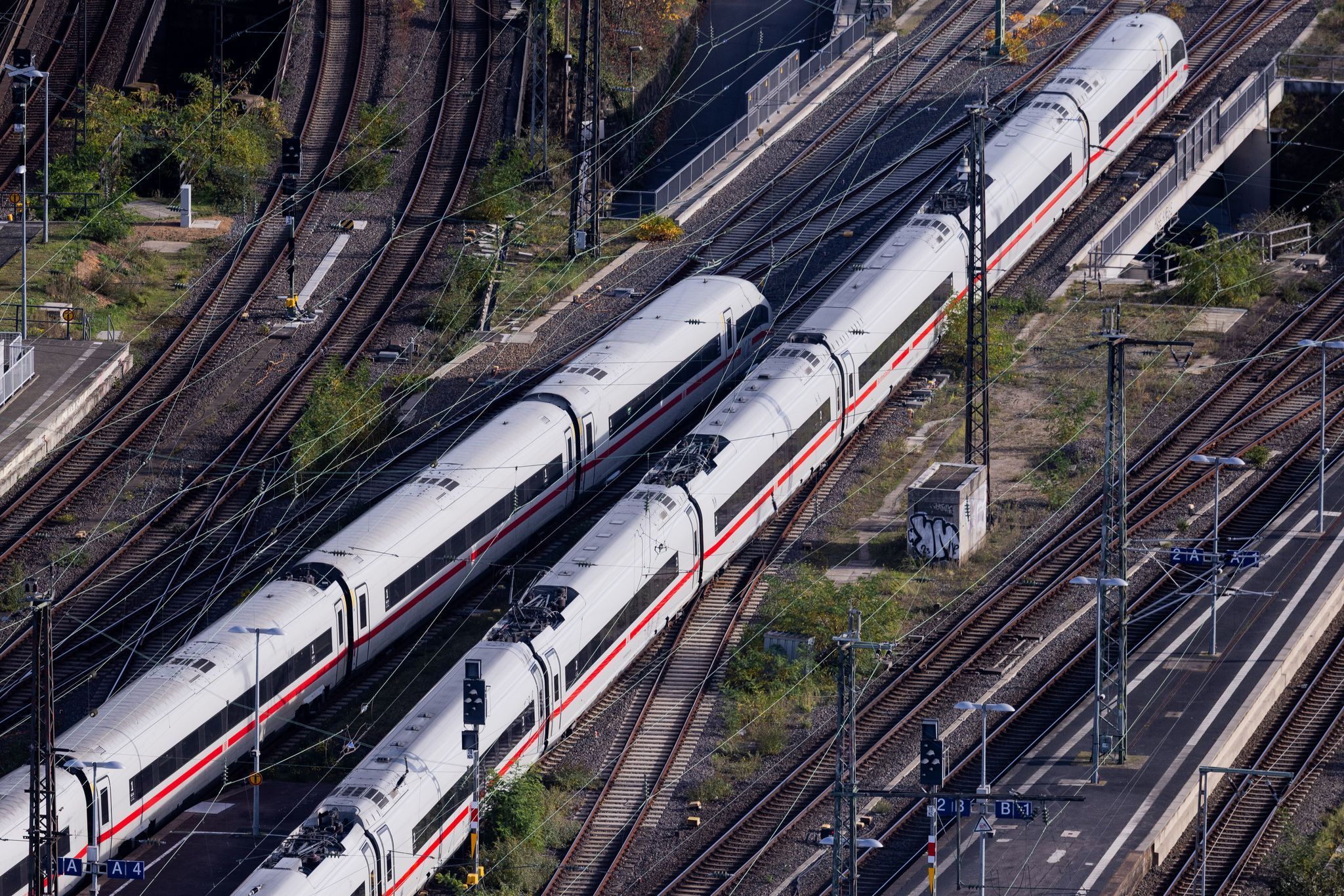 Die Bahn streicht ab Samstag vereinzelte ICE-Haltepunkte in Düsseldorf und im Ruhrgebiet. Die Kunden müssen auf die Nachbarorte ausweichen. (Archivbild)